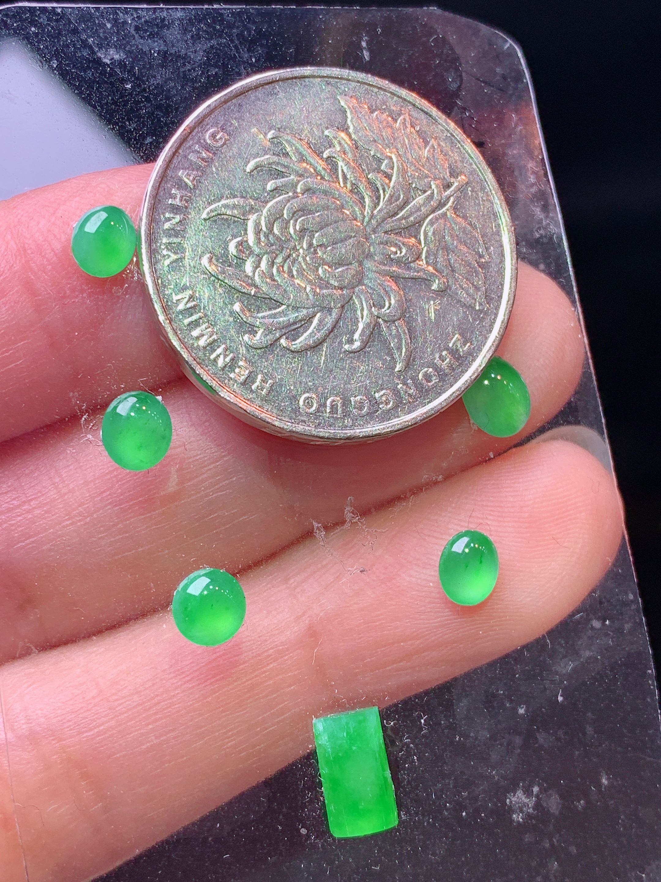 镶嵌款 冰阳绿蛋面一手 玉质细腻 色泽艳丽清新 水润亮眼 整体尺寸5.6*4.6*2.3L2