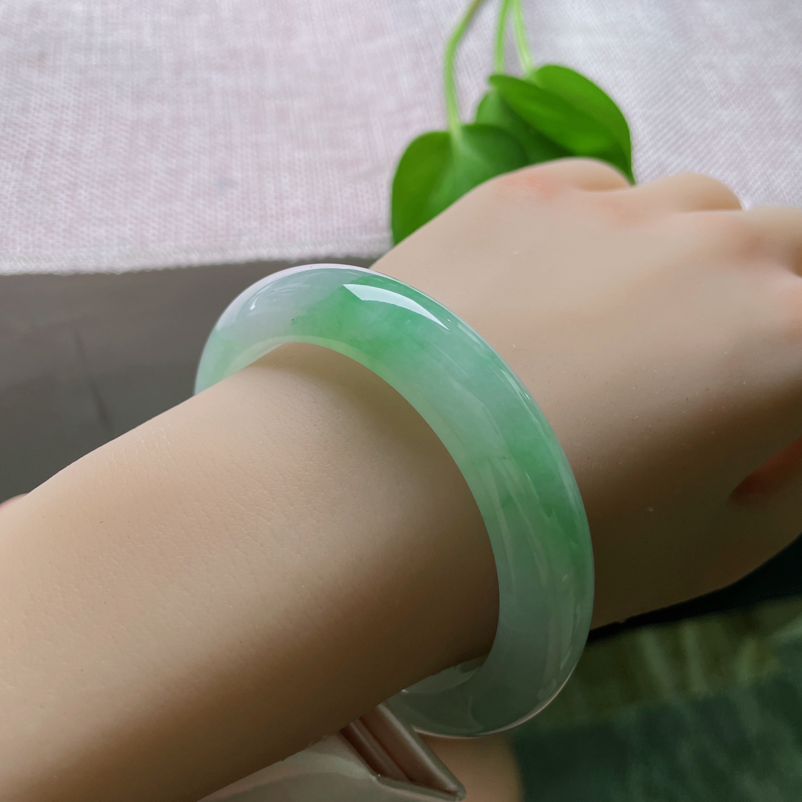 55.6/12/9.4飘绿正圈，甜绿，水润细腻，种水好，婉间生绿意，渐变如诗，ss51228a..