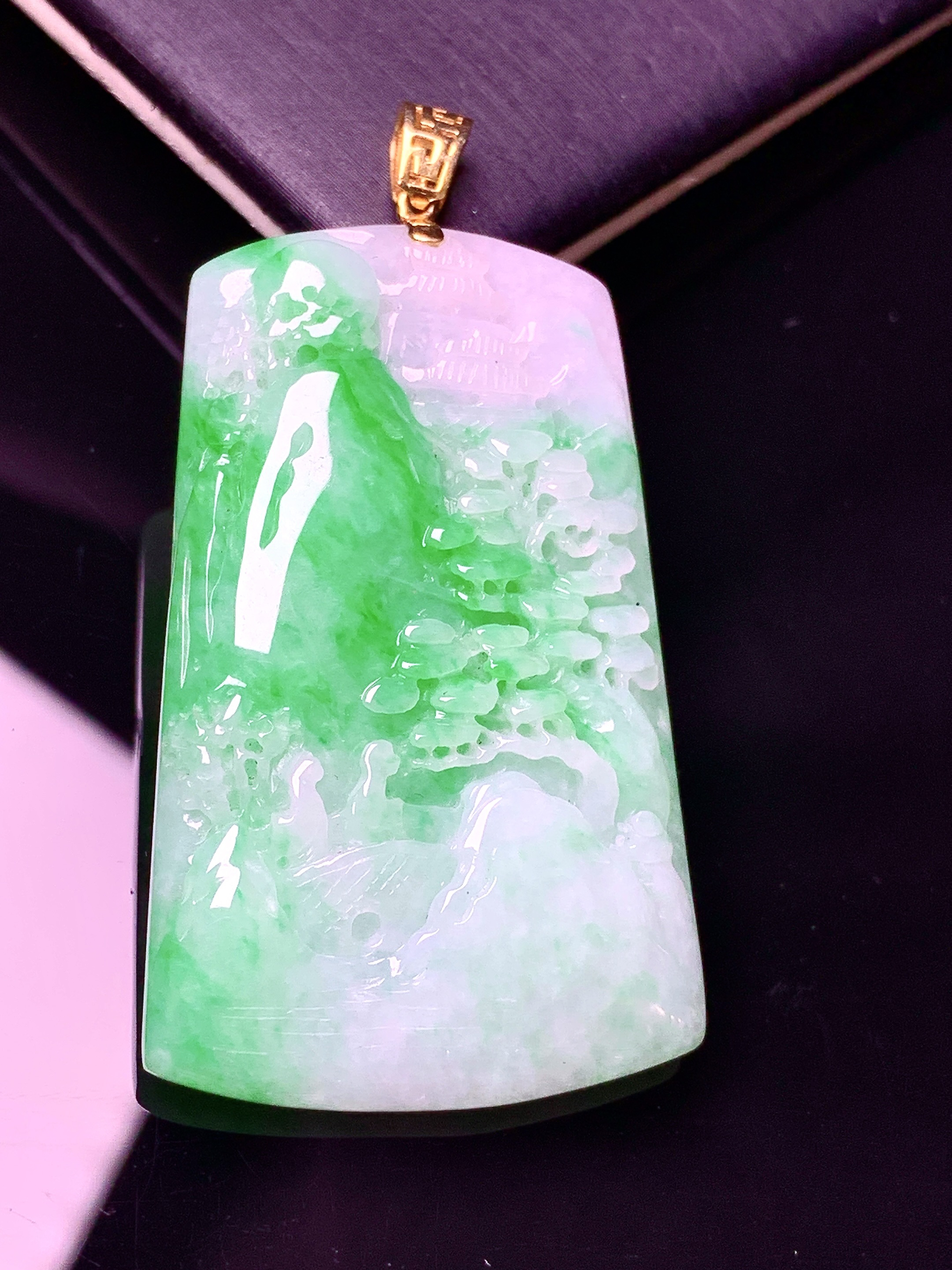 18k金镶嵌飘绿山水牌子吊坠 玉质细腻 色泽艳丽清新 水润亮眼 整体尺寸52*27.5*5.6w1