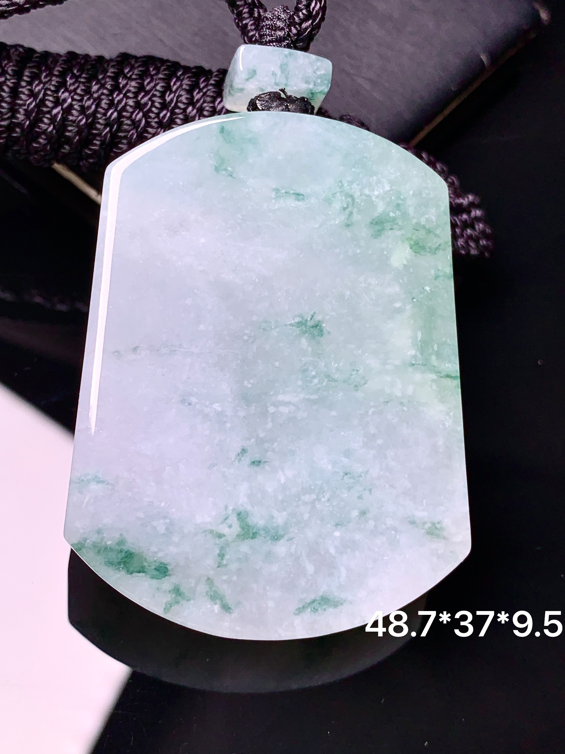 冰飘花无事牌吊坠 玉质细腻 色泽艳丽清新 水润亮眼 整体尺寸48.7*37*9.5L1