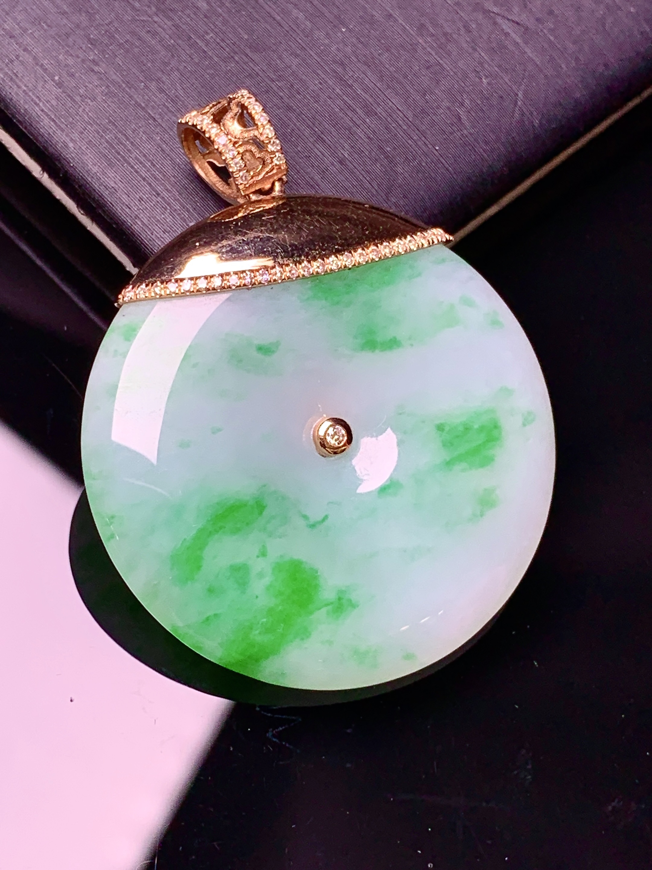 18k金钻镶嵌飘绿平安扣吊坠 玉质细腻 色泽艳丽清新 水润亮眼 整体尺寸37.8*30*5.2w1