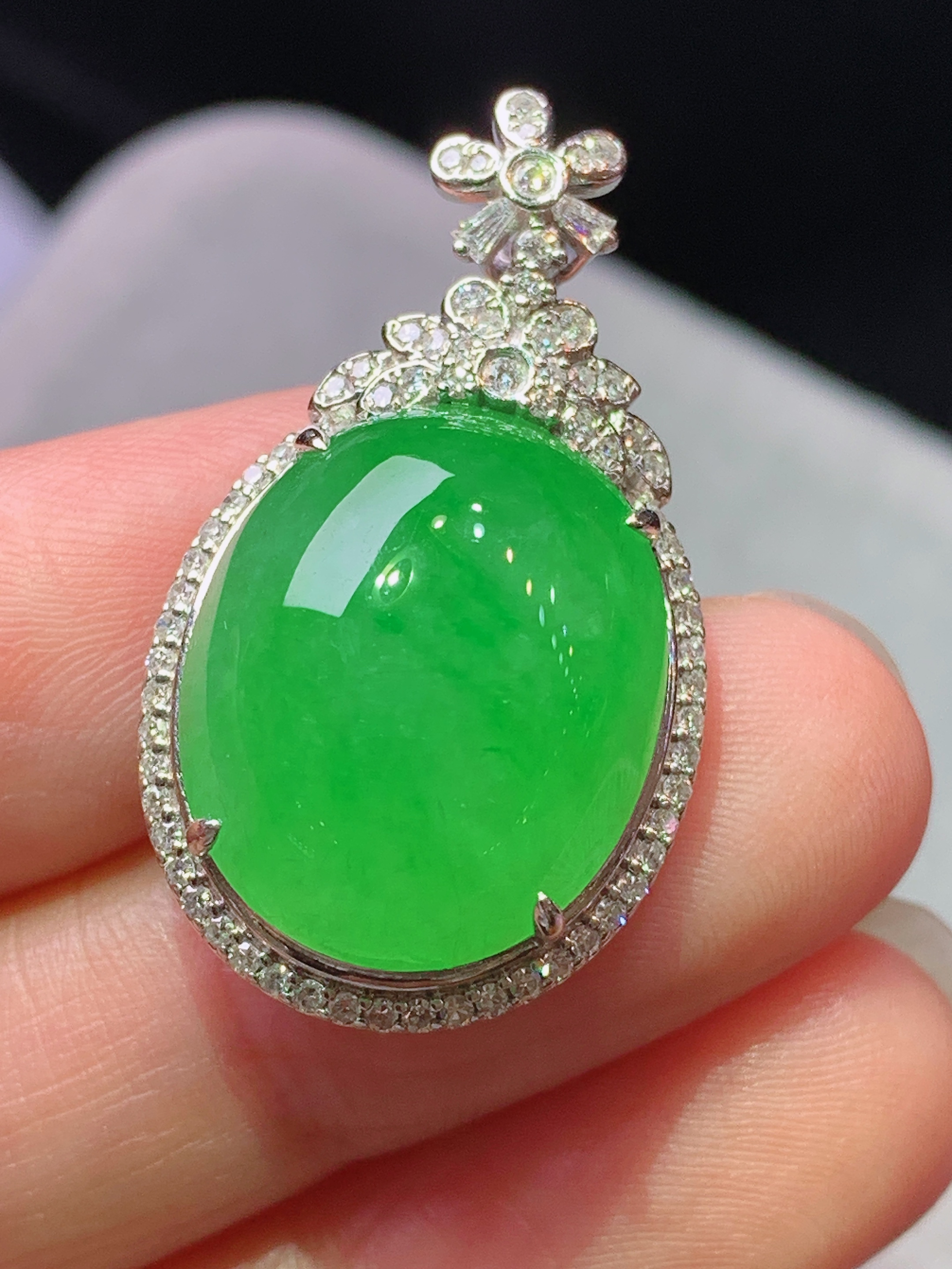 18k金钻镶嵌冰阳绿蛋面吊坠 玉质细腻 色泽艳丽清新 水润亮眼 整体尺寸31.2*17.8*10b2