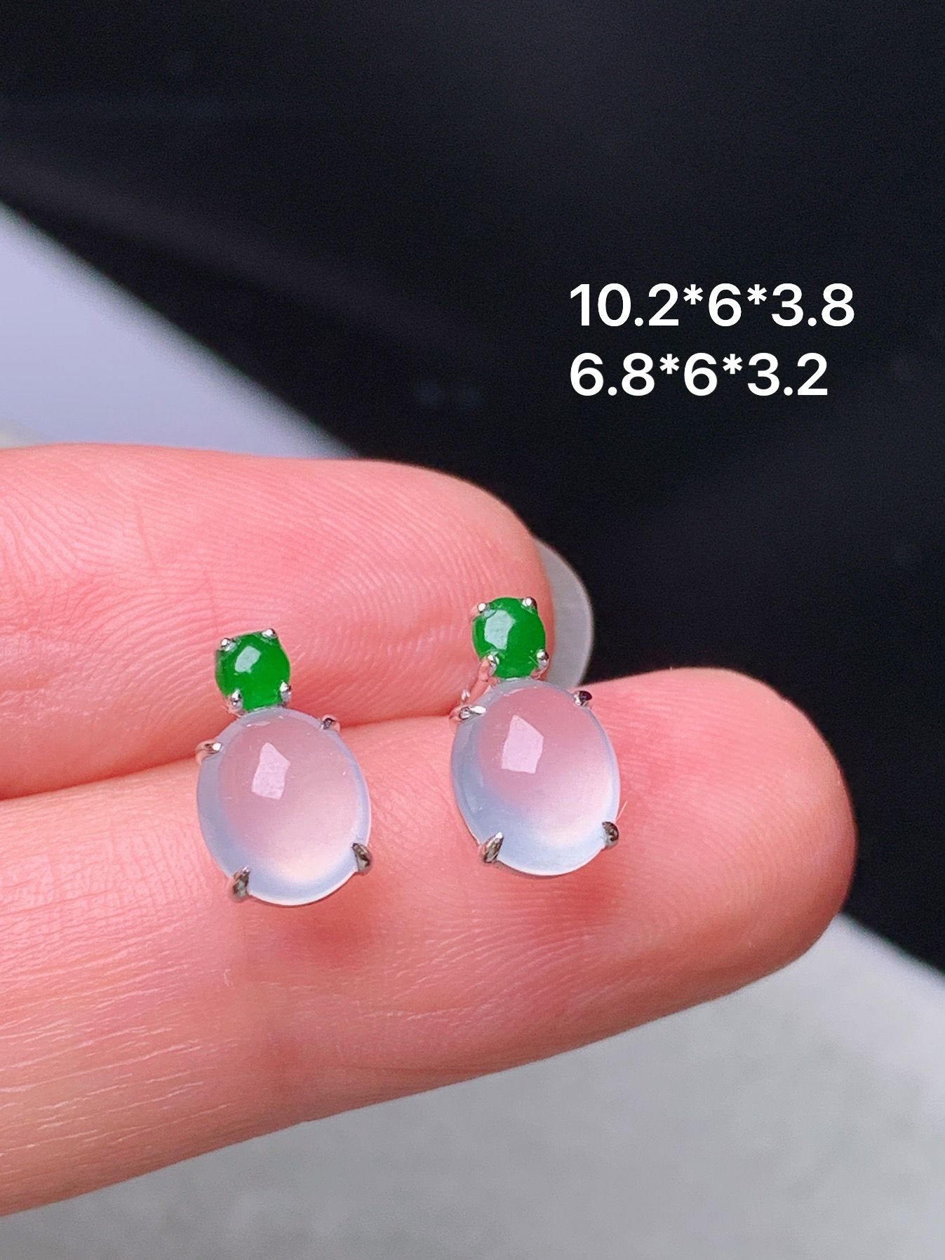 18k金镶嵌冰种蛋面耳钉 玉质细腻 色泽艳丽清新 水润亮眼 整体尺寸10.2*6*3.8b2