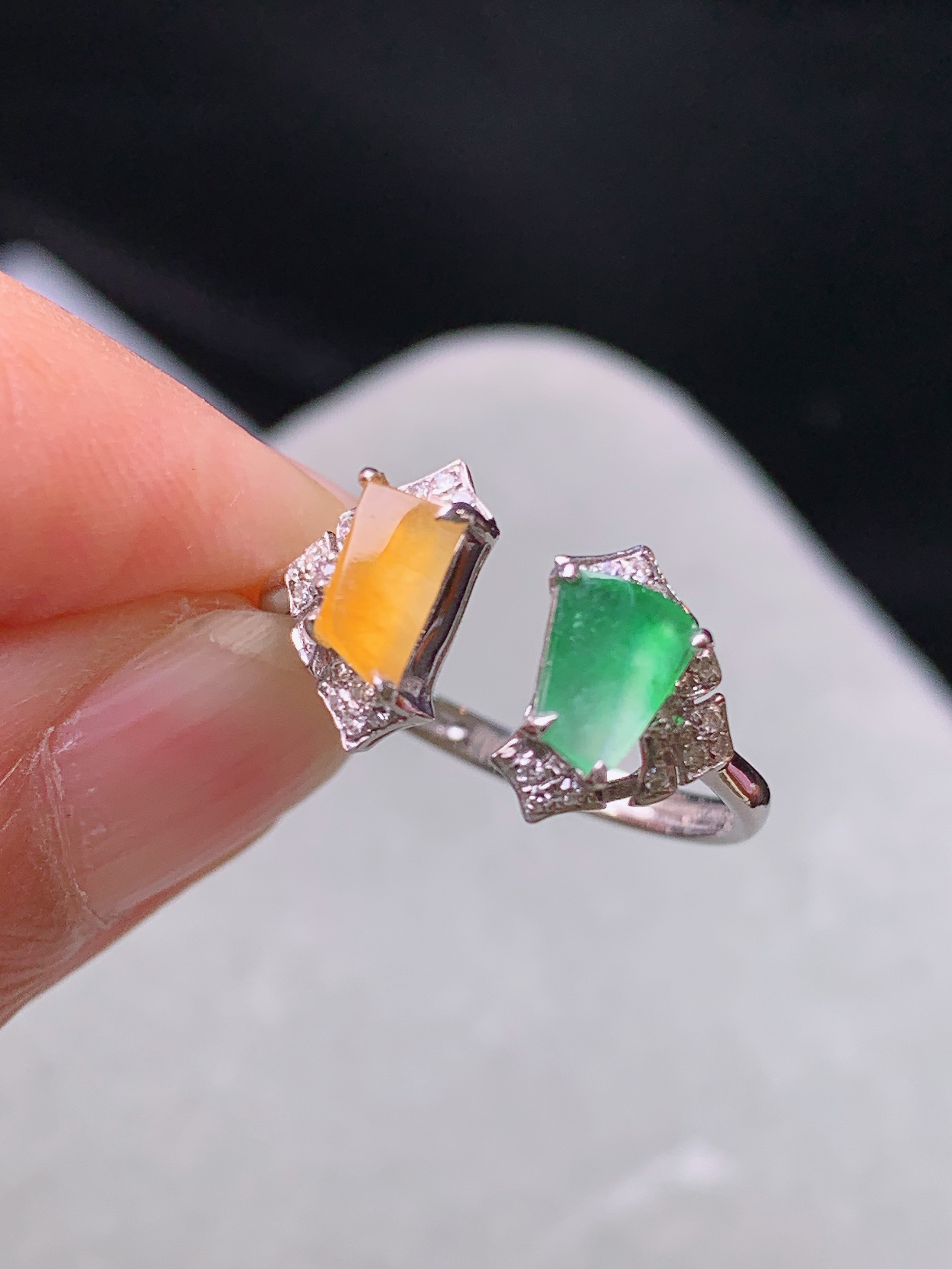 18k金钻镶嵌冰黄绿随形组合戒指 玉质细腻 色泽艳丽清新 水润亮眼 圈口14.5 裸石尺寸6*4.5*2t1