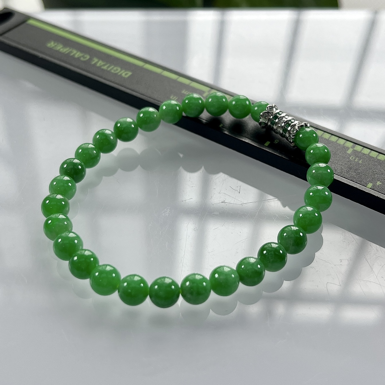 缅甸天然翡翠A货，卡6冰润满绿阳绿圆珠手串手链，尺寸：6mm/28颗，长度170mm，重量：11.14g