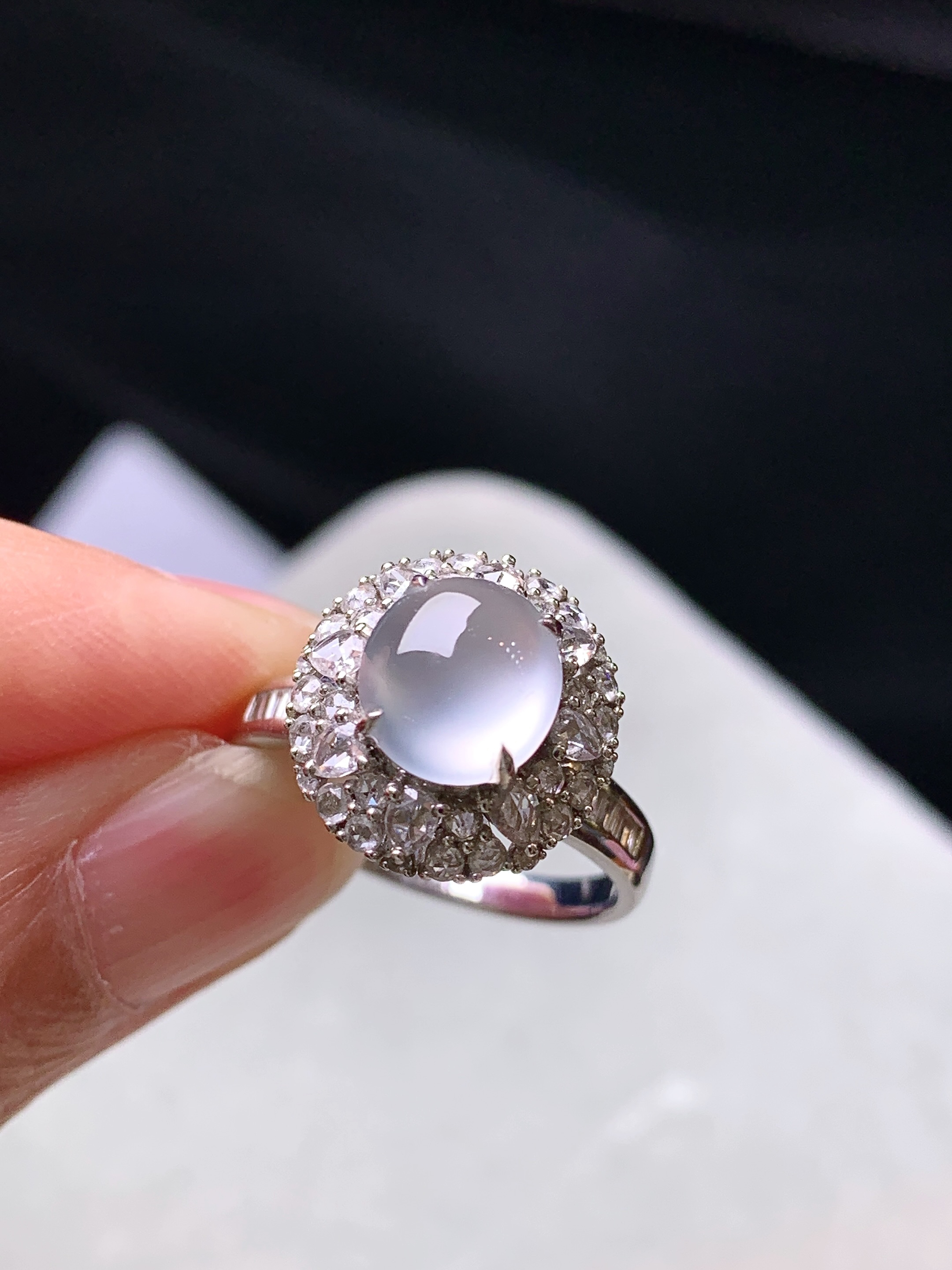 18k金钻镶嵌玻璃种蛋面戒指 玉质细腻 色泽艳丽清新 水润亮眼 圈口14 整体尺寸13.3*12.8*11t1