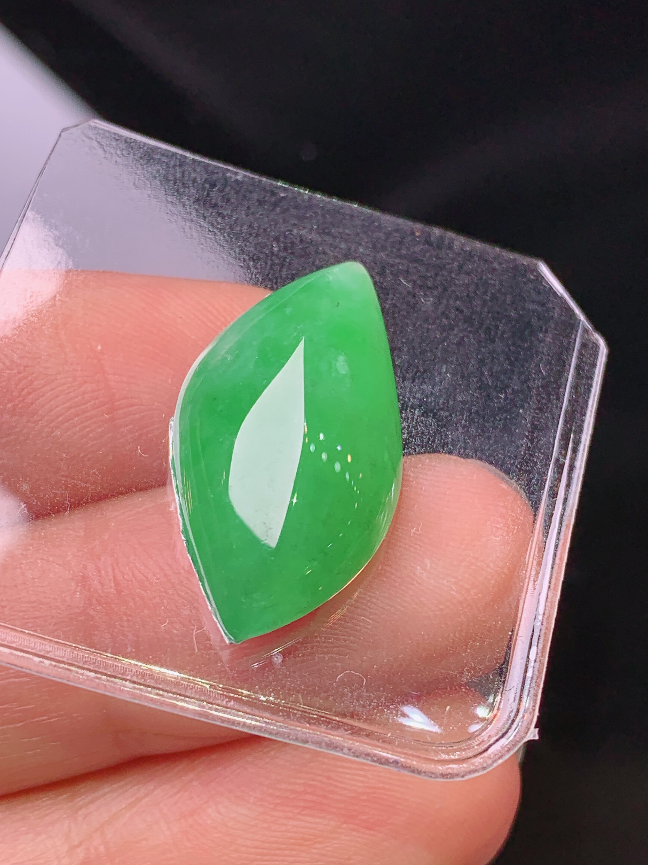 镶嵌款 满绿随形吊坠 玉质细腻 色泽艳丽清新 水润亮眼 整体尺寸24*12.2*6.5L2