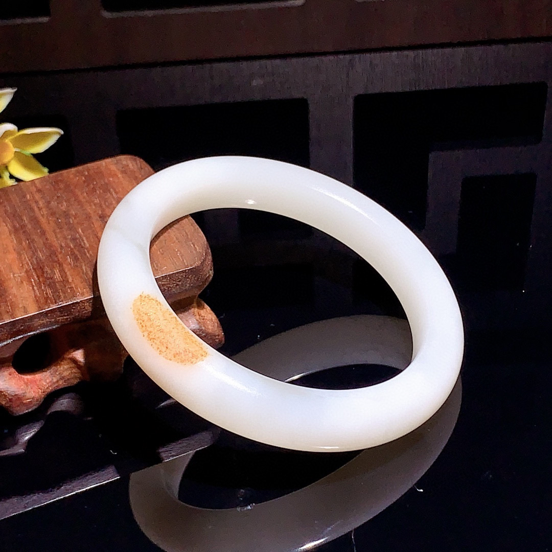 和田玉58圈羊脂白手镯！枣红皮手镯，玉质细腻油润 底色纯净 无裂无杂 脂粉好，品质高。