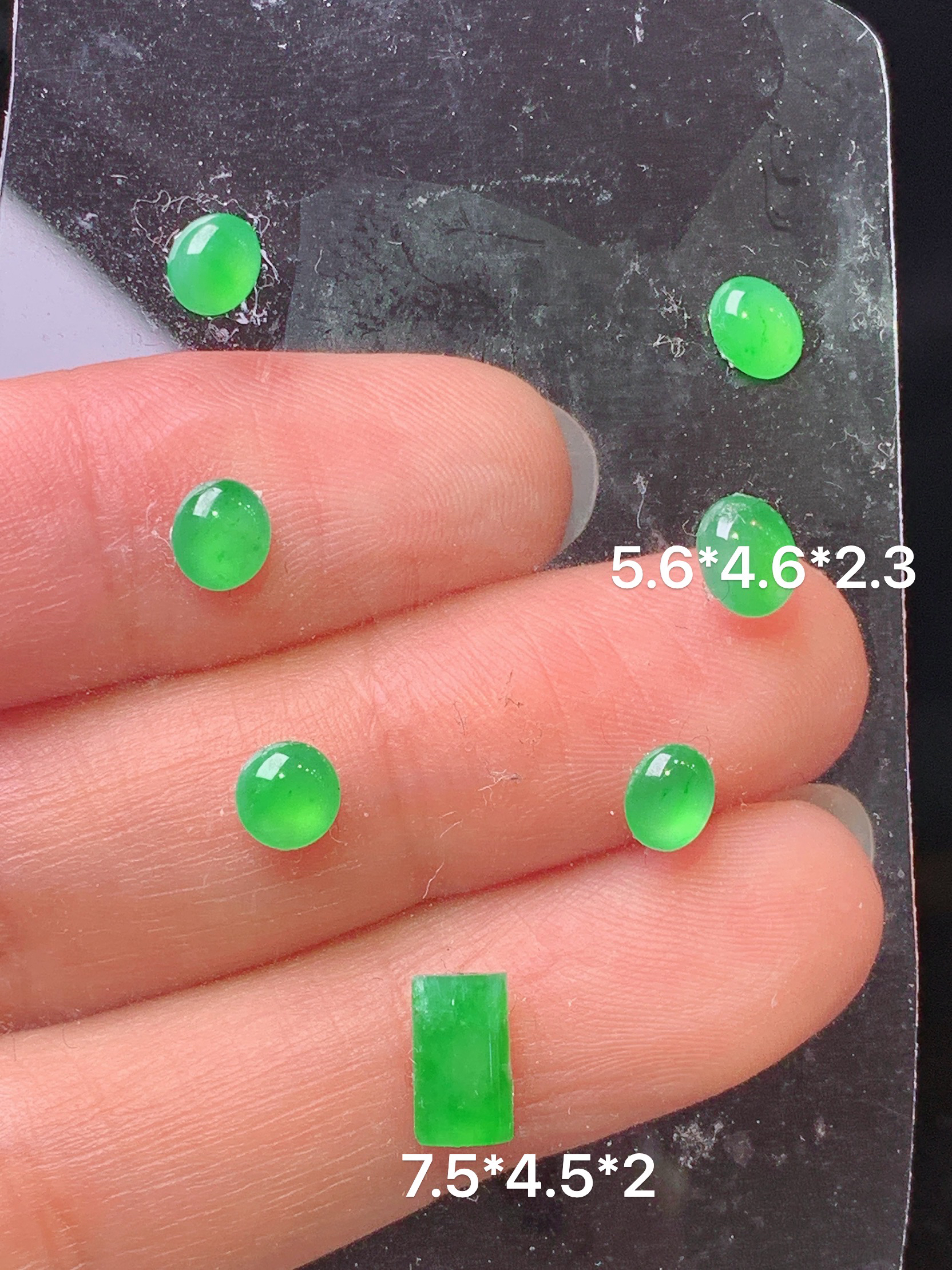 镶嵌款 冰阳绿蛋面一手 玉质细腻 色泽艳丽清新 水润亮眼 整体尺寸5.6*4.6*2.3L2