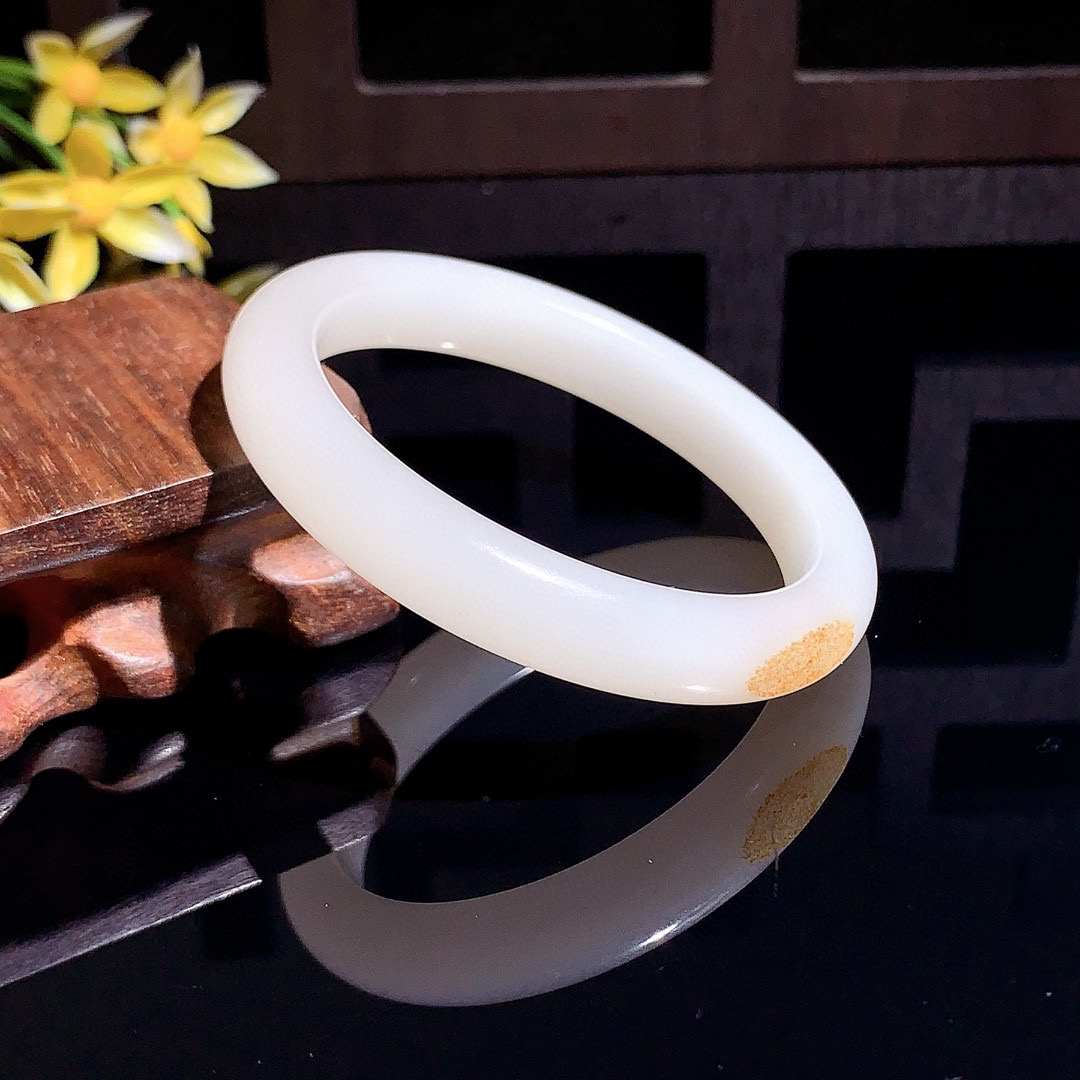 和田玉54圈羊脂白手镯！枣红皮手镯，玉质细腻油润 底色纯净 无裂无杂 脂粉好，品质高。