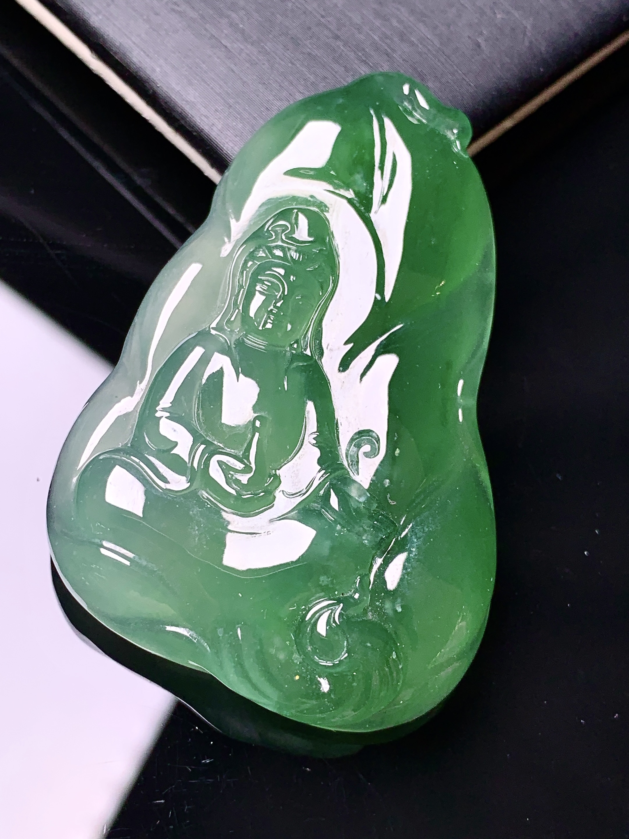 冰阳绿观音菩萨吊坠 玉质细腻 色泽艳丽清新 水润亮眼 整体尺寸48*32*7.5x7