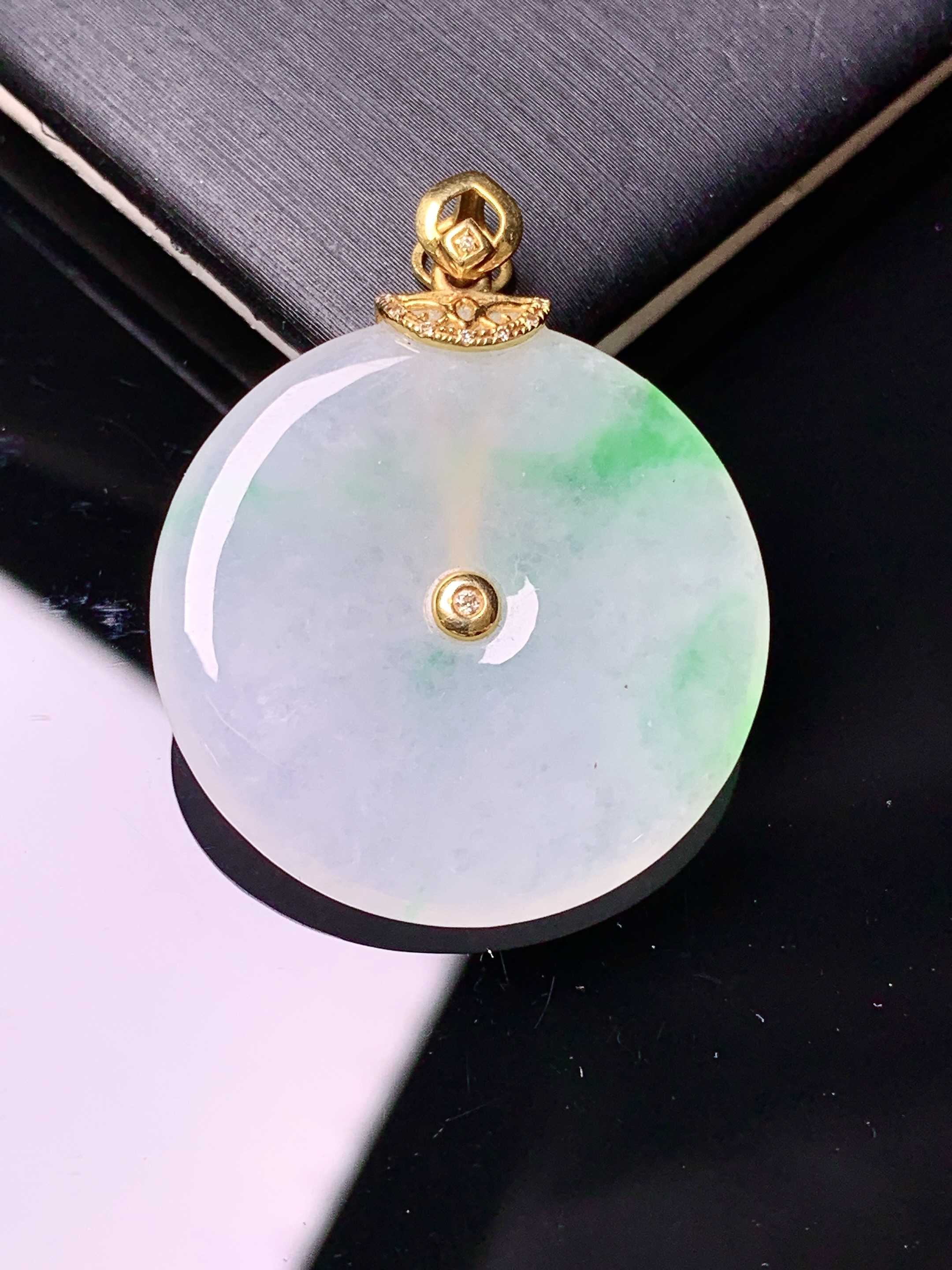 18k金镶嵌飘绿平安扣吊坠 玉质细腻 色泽艳丽清新 水润亮眼 整体尺寸31.6*25.2*4L4