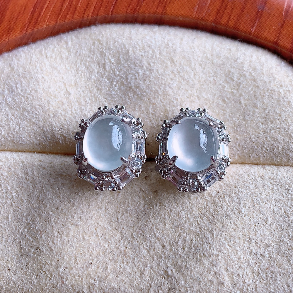 冰种翡翠925银镶嵌蛋面耳坠，自然光实拍，翠色灵动，颜色漂亮，种老水足，品相佳，佩戴佳品！W502.422取一整体尺寸：10.4-6.7mm 裸石尺寸：6.3-5.3mm