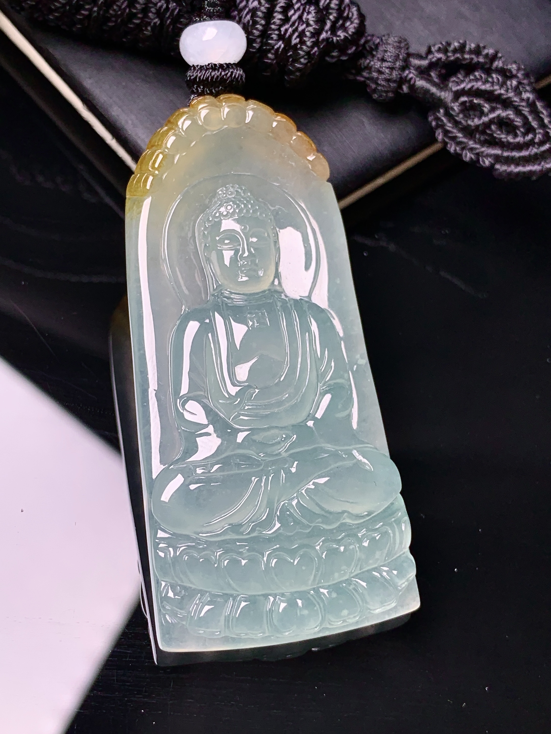 飘黄翡大日如来佛祖吊坠 玉质细腻 色泽艳丽清新 水润亮眼 整体尺寸63.6*24.8*5.8L1