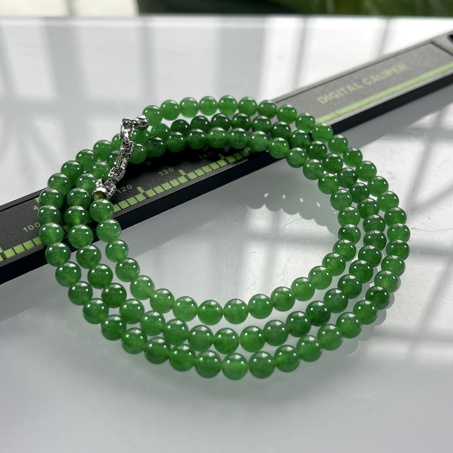 收藏传承级别，缅甸天然翡翠A货，卡4.6高冰起胶满绿冰阳绿圆珠项链手链，尺寸：4.6mm/112颗，长度530mm，重量：19.41g，18K金扣头镶嵌。