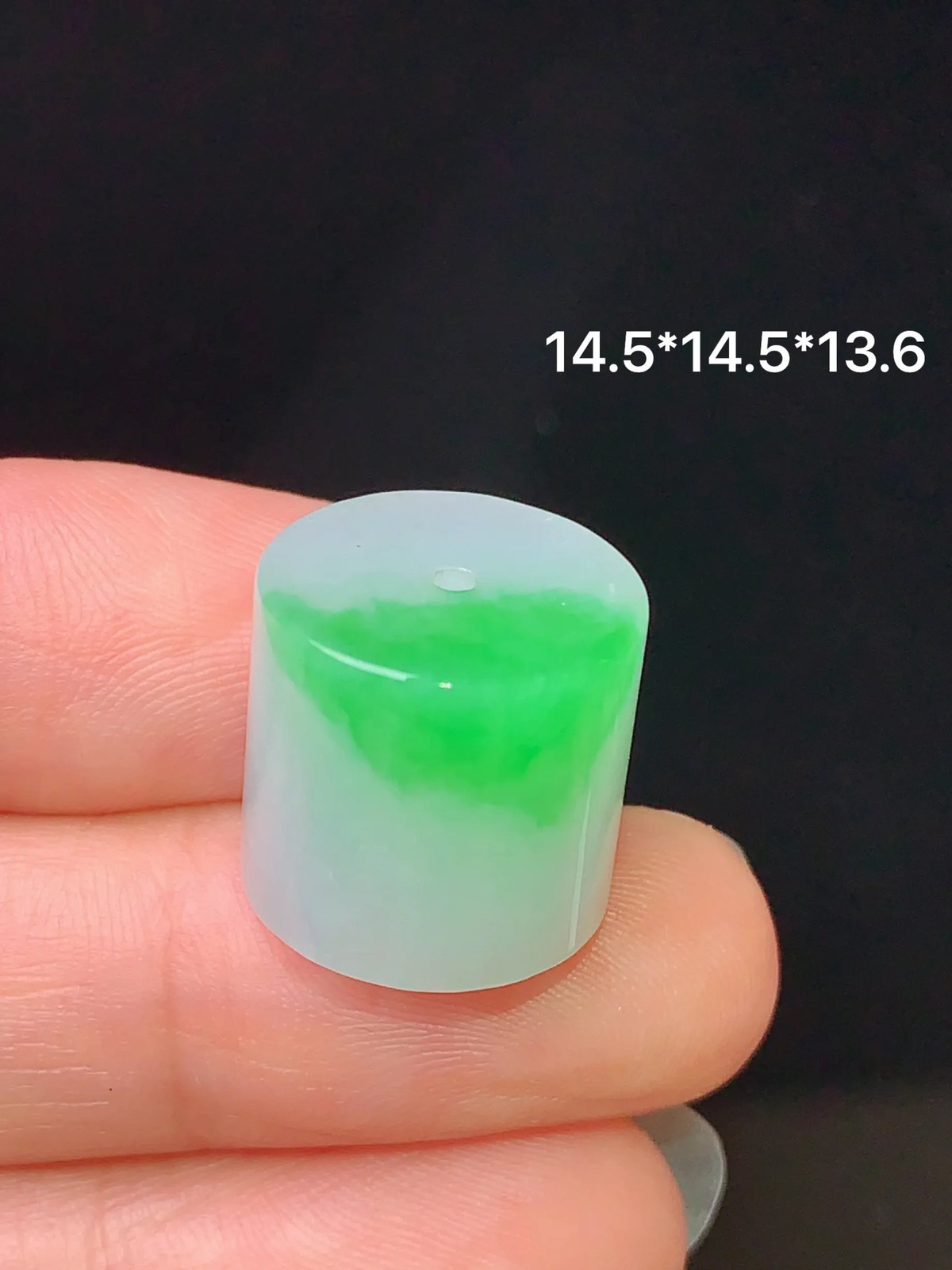 飘绿路路通吊坠 玉质细腻 色泽艳丽  整体尺寸14.5*14.5*13.6