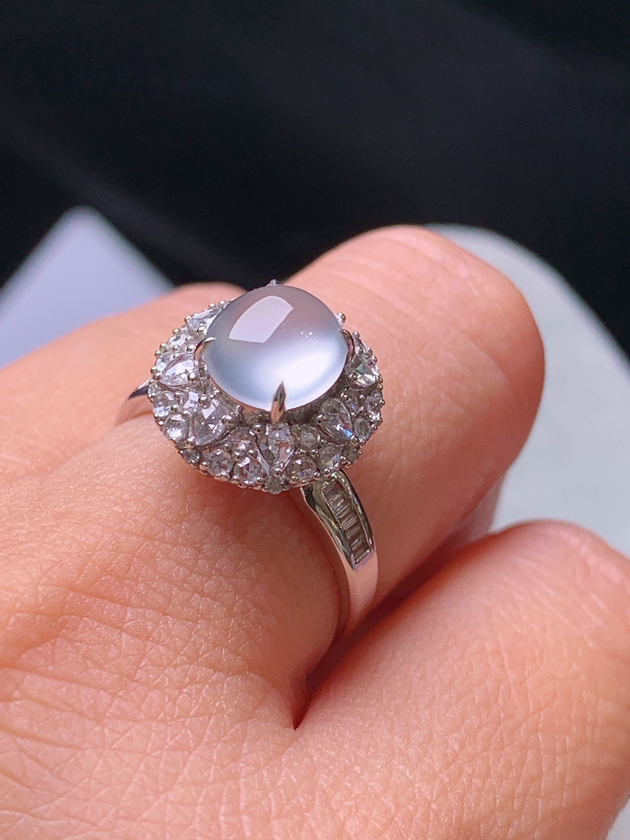 18k金钻镶嵌玻璃种蛋面戒指 玉质细腻 色泽艳丽清新 水润亮眼 圈口14 整体尺寸13.3*12.8*11t1