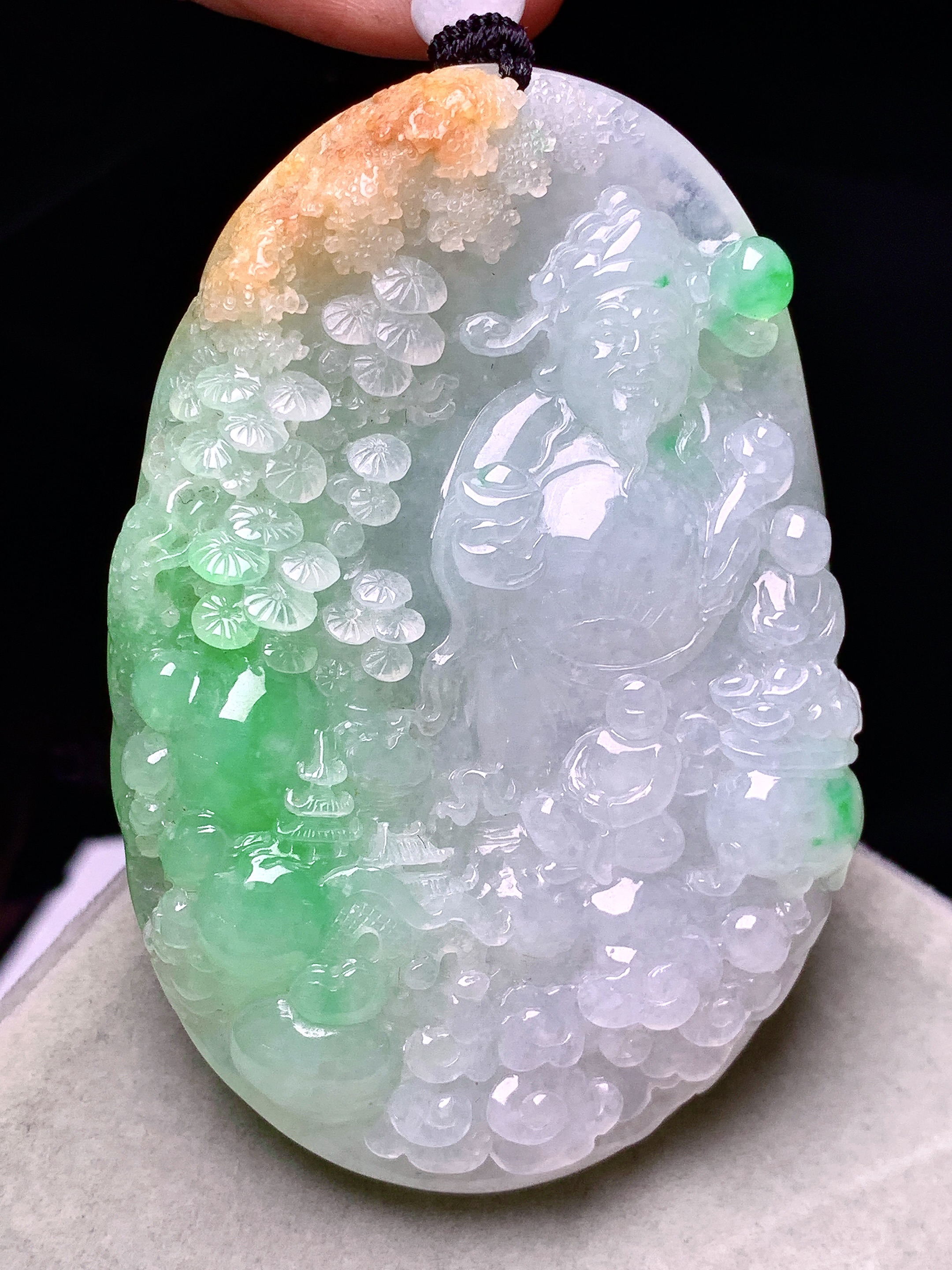 飘黄绿翡山水财神吊坠 玉质细腻 色泽艳丽清新 水润亮眼 整体尺寸66.2*44.7*12w1