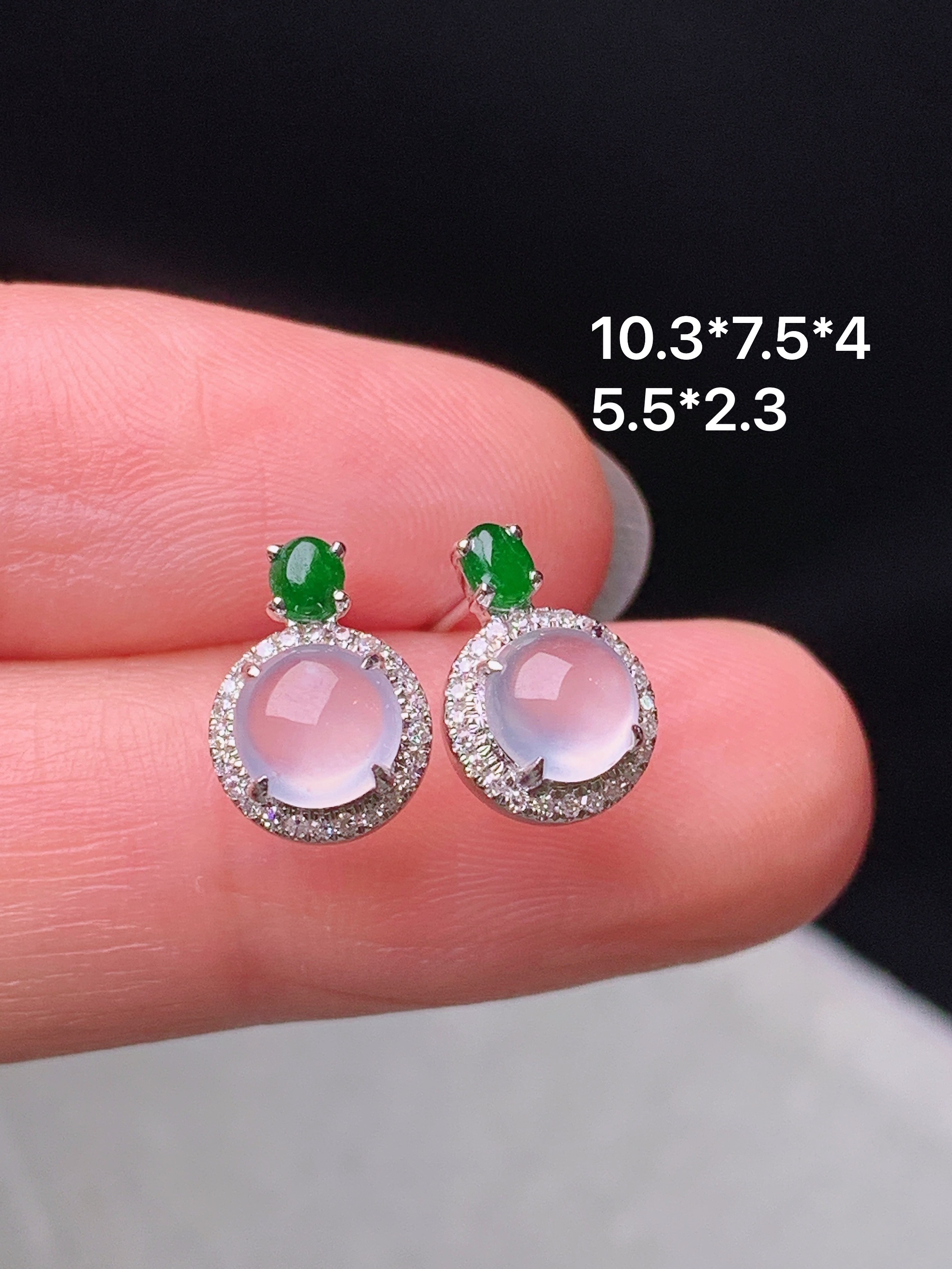 18k金钻镶嵌冰种蛋面耳钉 玉质细腻 色泽艳丽清新 水润亮眼 整体尺寸10.3*7.5*4b2