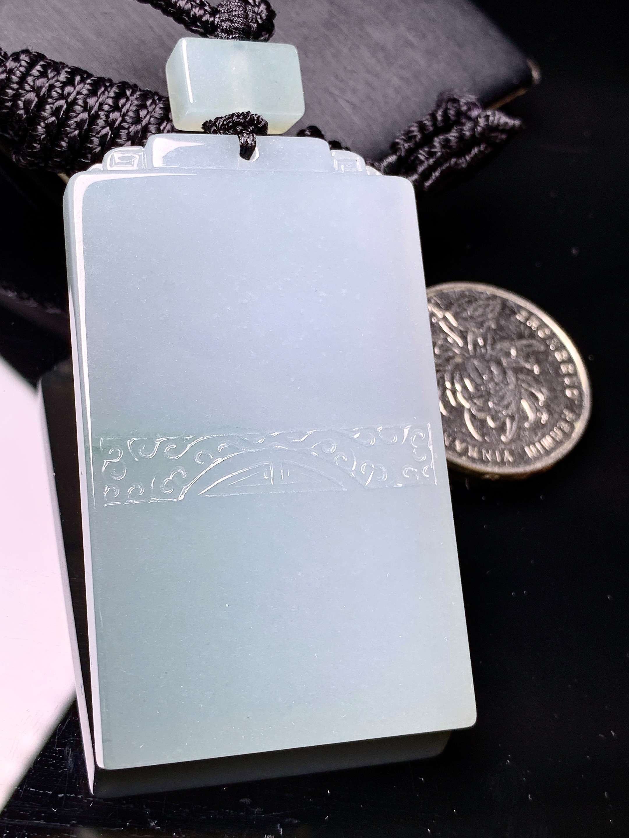 无事牌吊坠 玉质细腻 色泽艳丽清新 水润亮眼 整体尺寸58.3*34.3*6L1