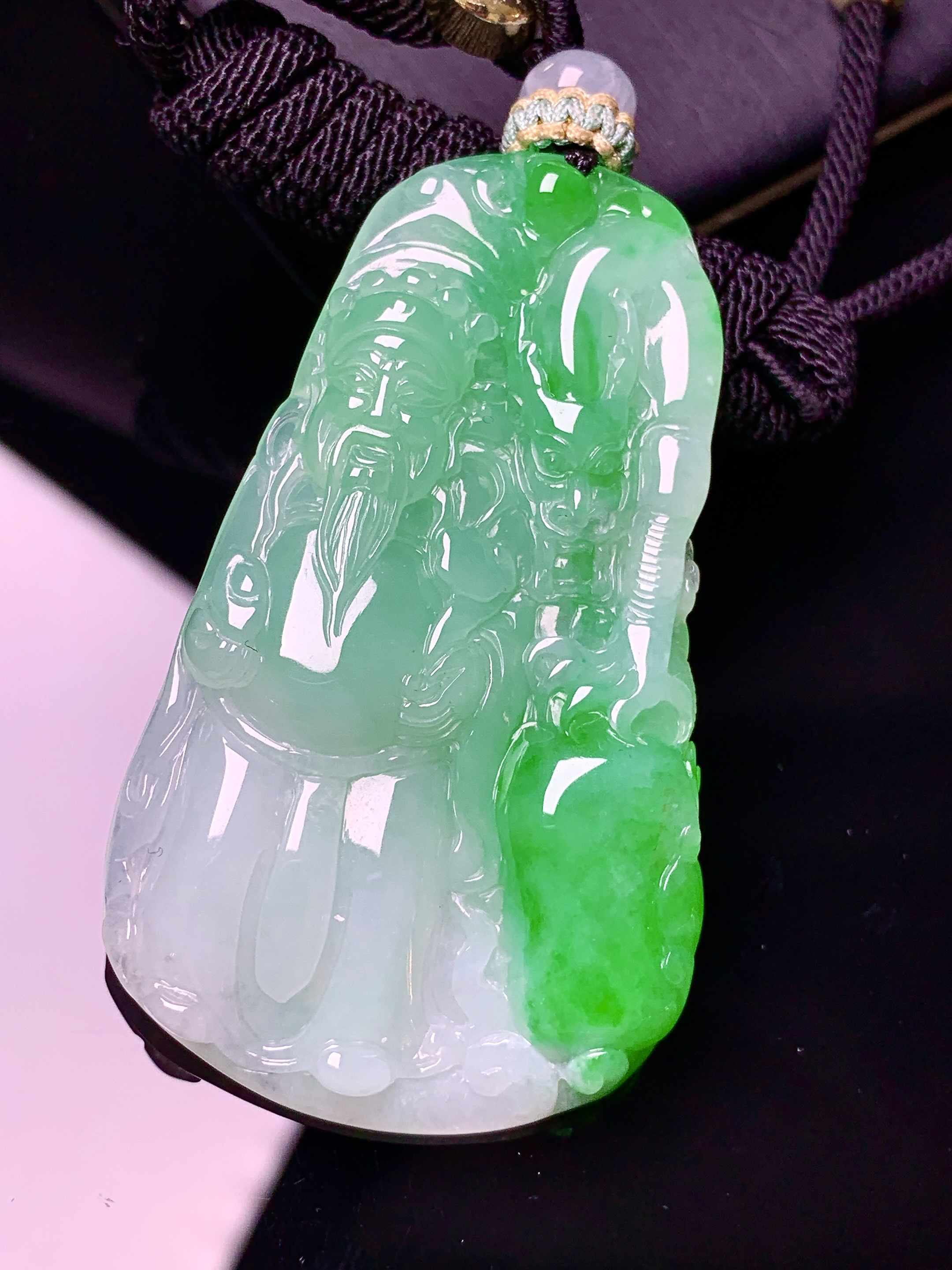 飘绿财神吊坠 玉质细腻 色泽艳丽清新 水润亮眼 整体尺寸 53*31*5.8w1