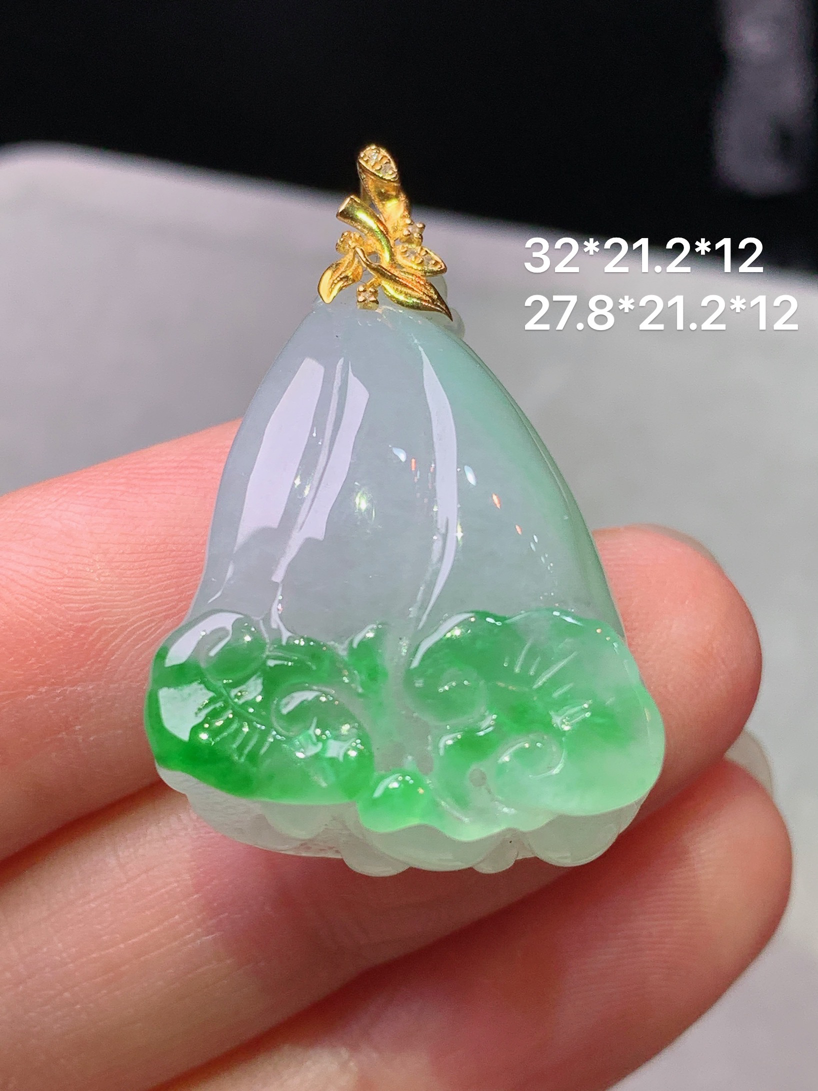 18k金镶嵌冰飘阳绿白菜吊坠 玉质细腻 色泽艳丽清新 水润亮眼 整体尺寸32*21.2*12m1