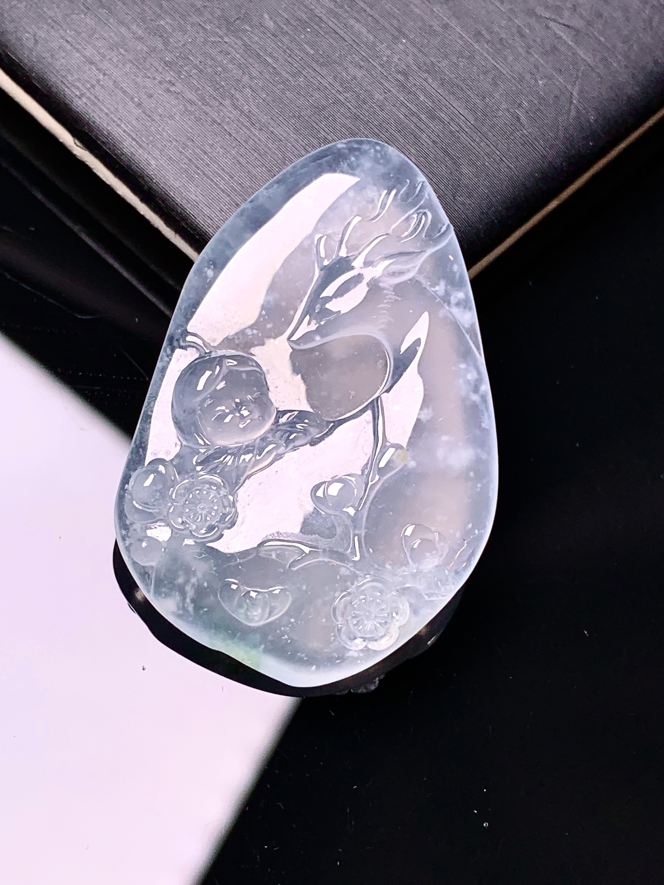 冰种梅花鹿吊坠 玉质细腻 色泽艳丽清新 水润亮眼 整体尺寸36*24*5.2x7
