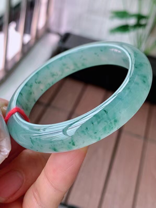 【翡翠名称】老种冰飘花52正圈口手镯
【翡翠尺寸】52/11.6/8mm适合51-53正圈口佩戴
【翡翠描述】宝贝种老水足，玉质细腻，色泽靓丽，性价比高，佩戴效果好！
【其它赠送】权威证书/精美挂绳盒子/支持全国复检