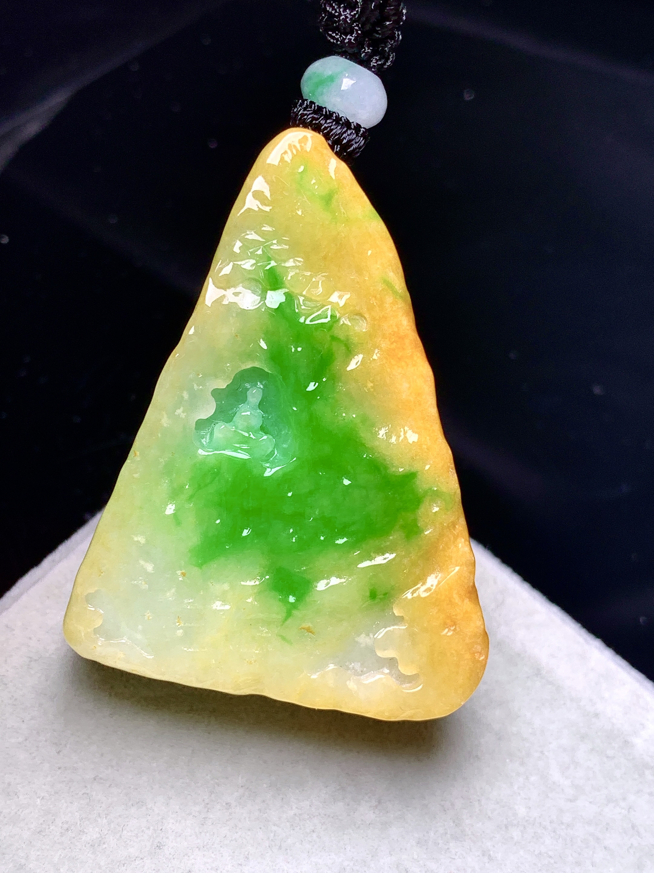 黄绿翡悟道吊坠 玉质细腻 色泽艳丽清新 水润亮眼 整体尺寸44.8*31.5*12.6w1