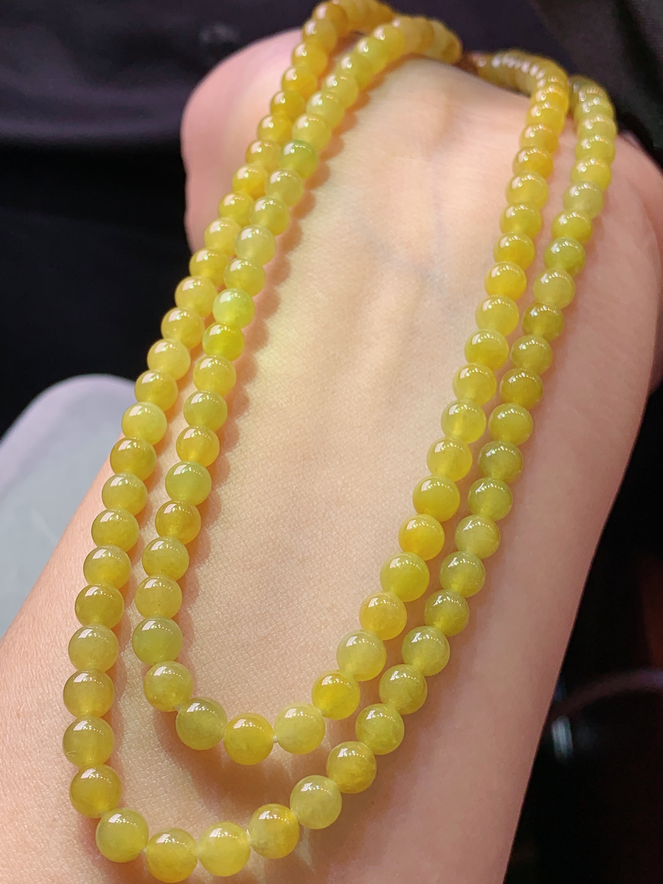 冰黄翡圆珠项链 玉质细腻 色泽艳丽清新 水润亮眼 整体尺寸4.8h3