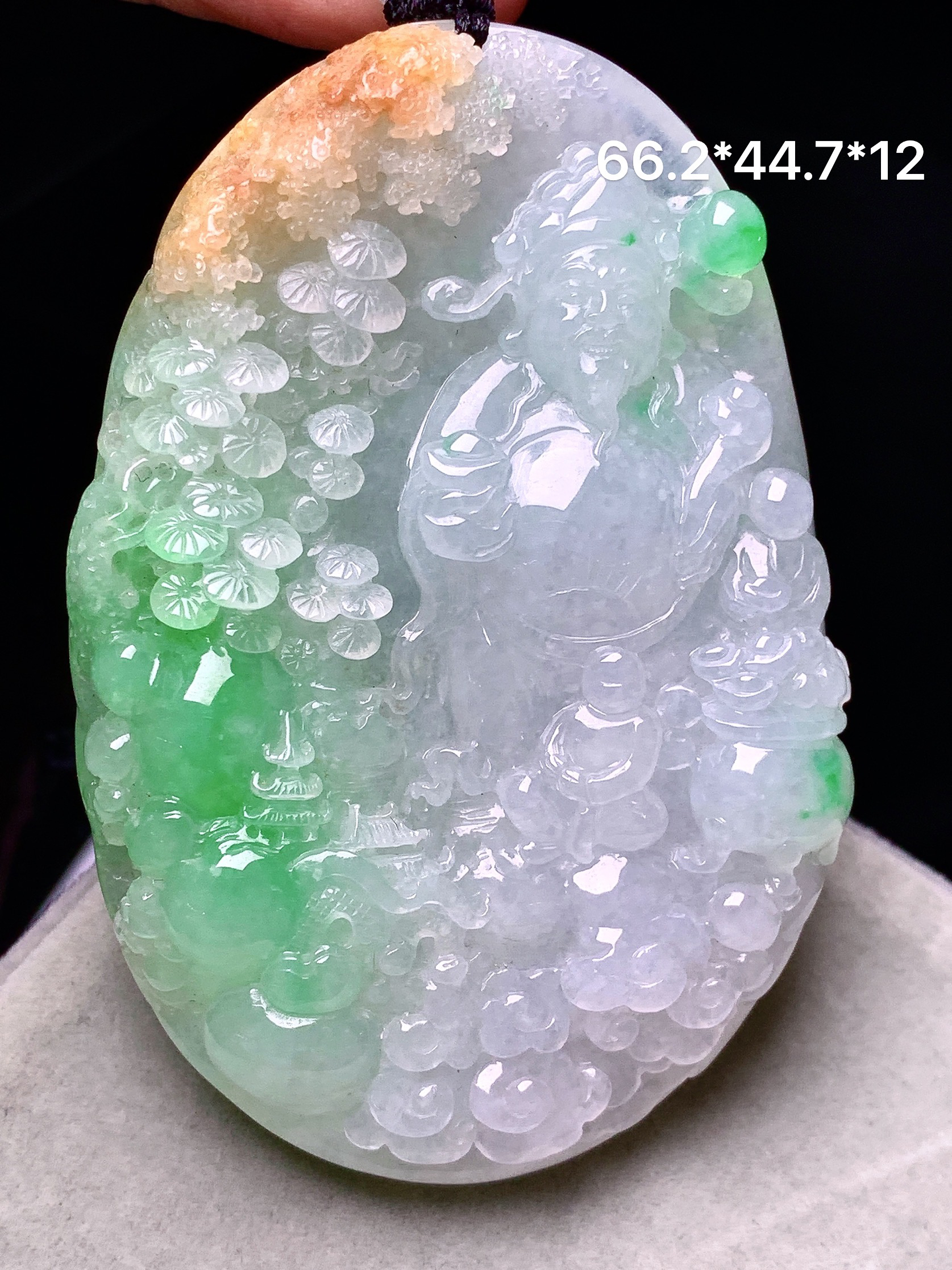 飘黄绿翡山水财神吊坠 玉质细腻 色泽艳丽清新 水润亮眼 整体尺寸66.2*44.7*12w1