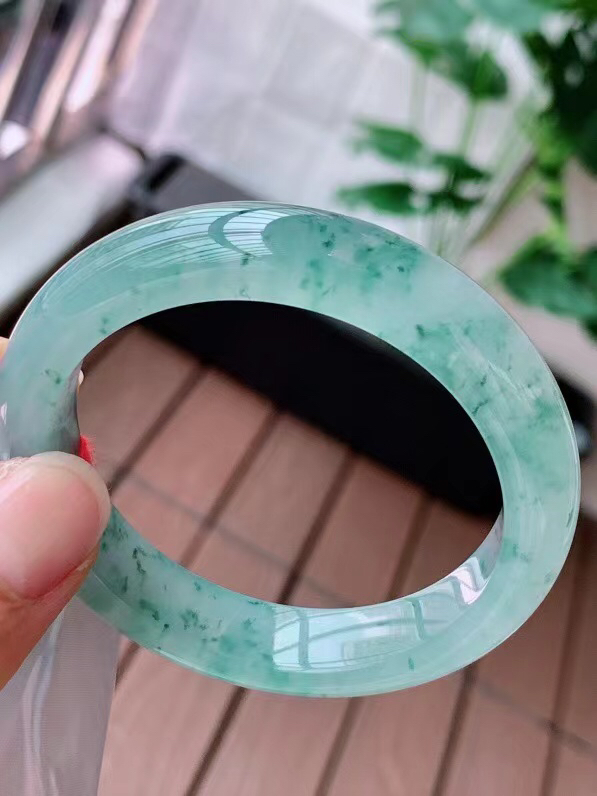 【翡翠名称】老种冰飘花52正圈口手镯
【翡翠尺寸】52/11.6/8mm适合51-53正圈口佩戴
【翡翠描述】宝贝种老水足，玉质细腻，色泽靓丽，性价比高，佩戴效果好！
【其它赠送】权威证书/精美挂绳盒子/支持全国复检