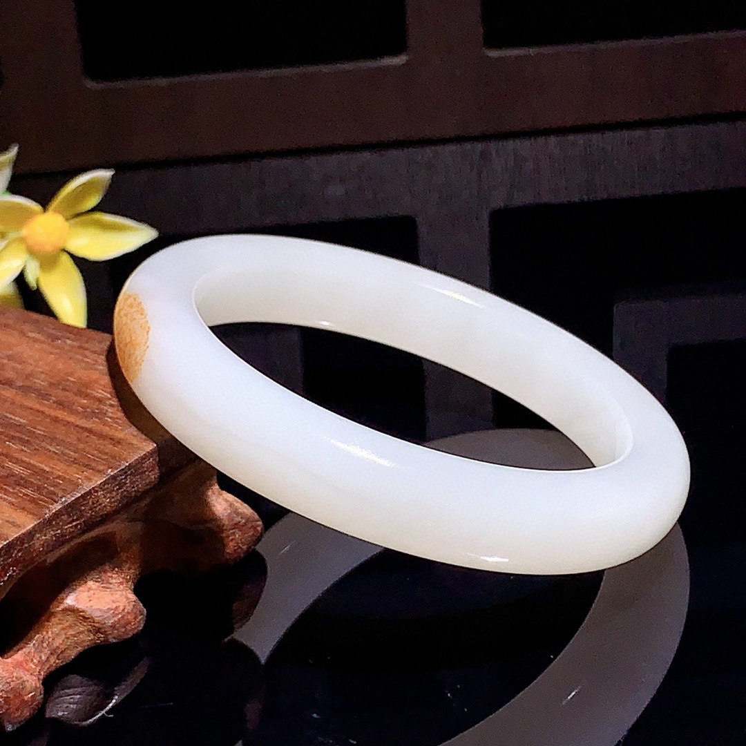 和田玉56.8圈羊脂白手镯！撒金皮手镯，玉质细腻油润 底色纯净 无裂无杂 脂粉好，品质高。