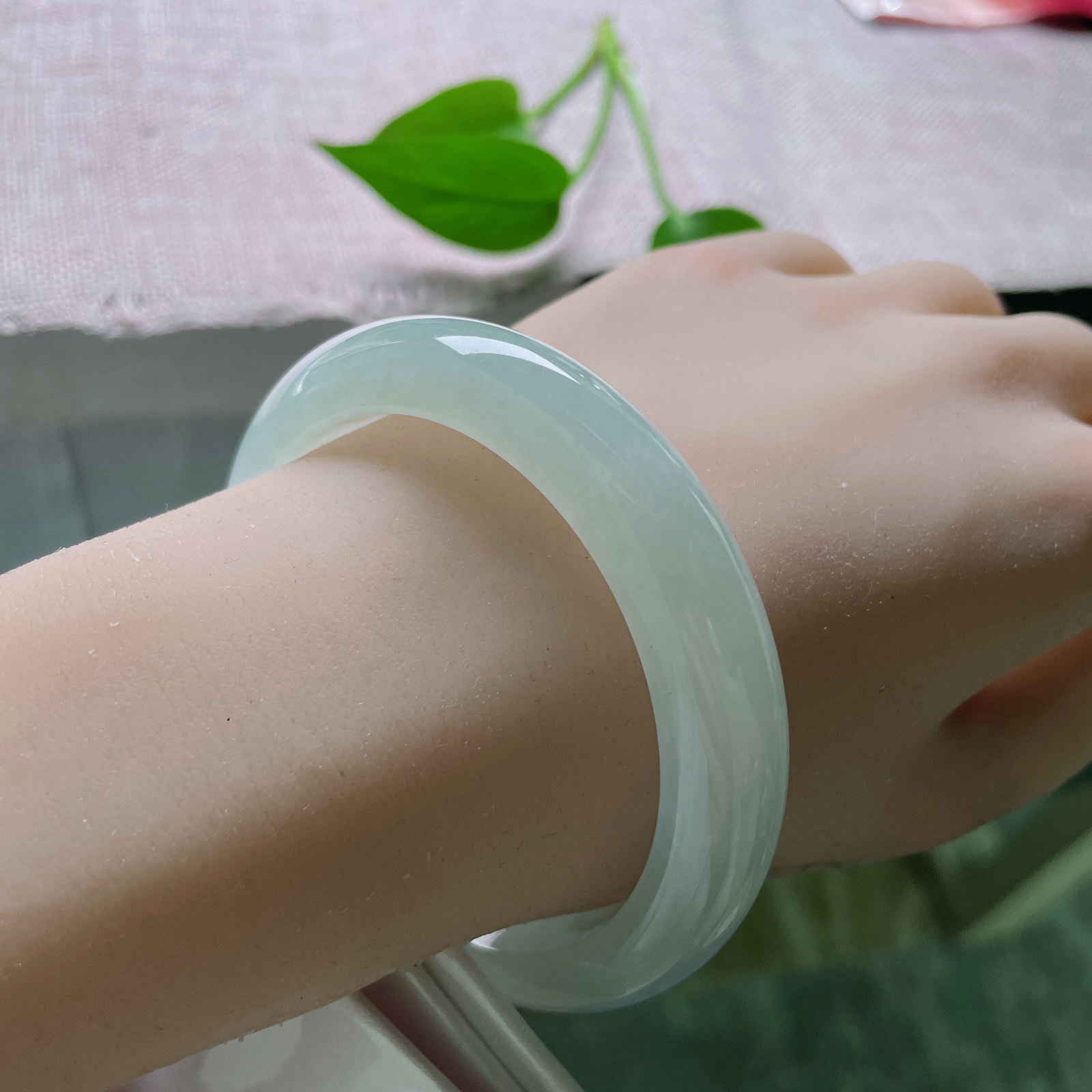 57.7/12.2/8.9，冰晴底正圈，裁一块初晴的天空，封入冰肌玉骨。 腕间自有清风明月。ss51839a..