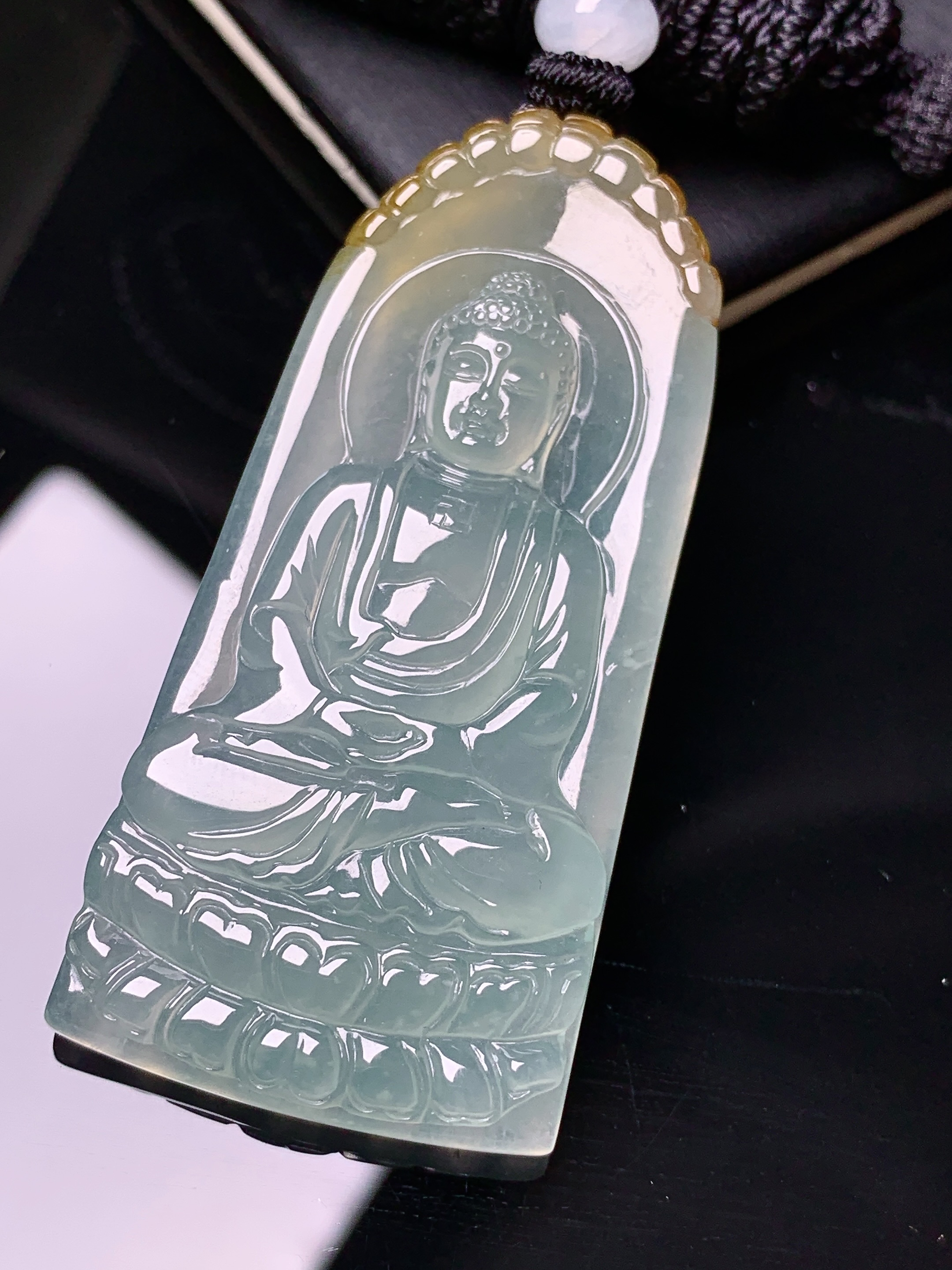 飘黄翡大日如来佛祖吊坠 玉质细腻 色泽艳丽清新 水润亮眼 整体尺寸63.6*24.8*5.8L1