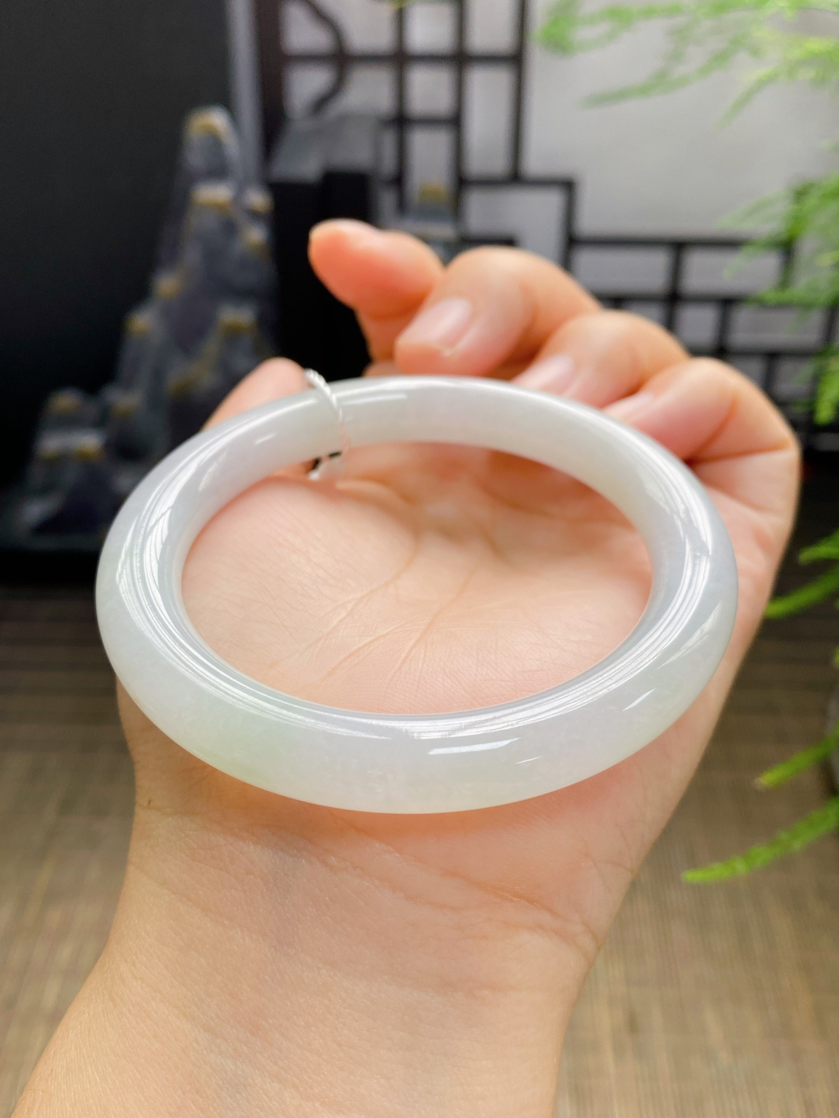 【白底飘绿圆条手镯】

【尺寸】55.1-9-9