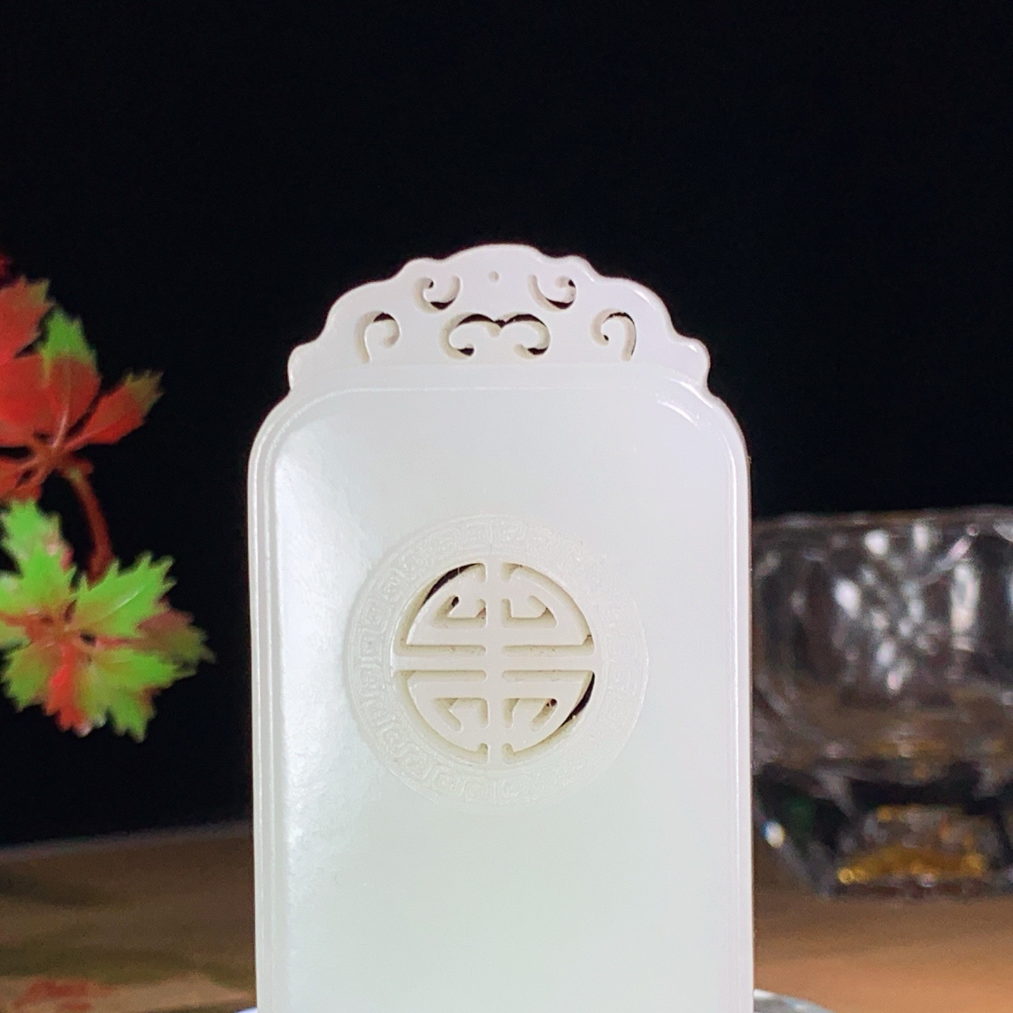 新疆和田玉白玉平安无事牌挂件。尺寸65/36/11重62克 玉质细腻油润 底色纯净 脂粉好，品质好。lt260422