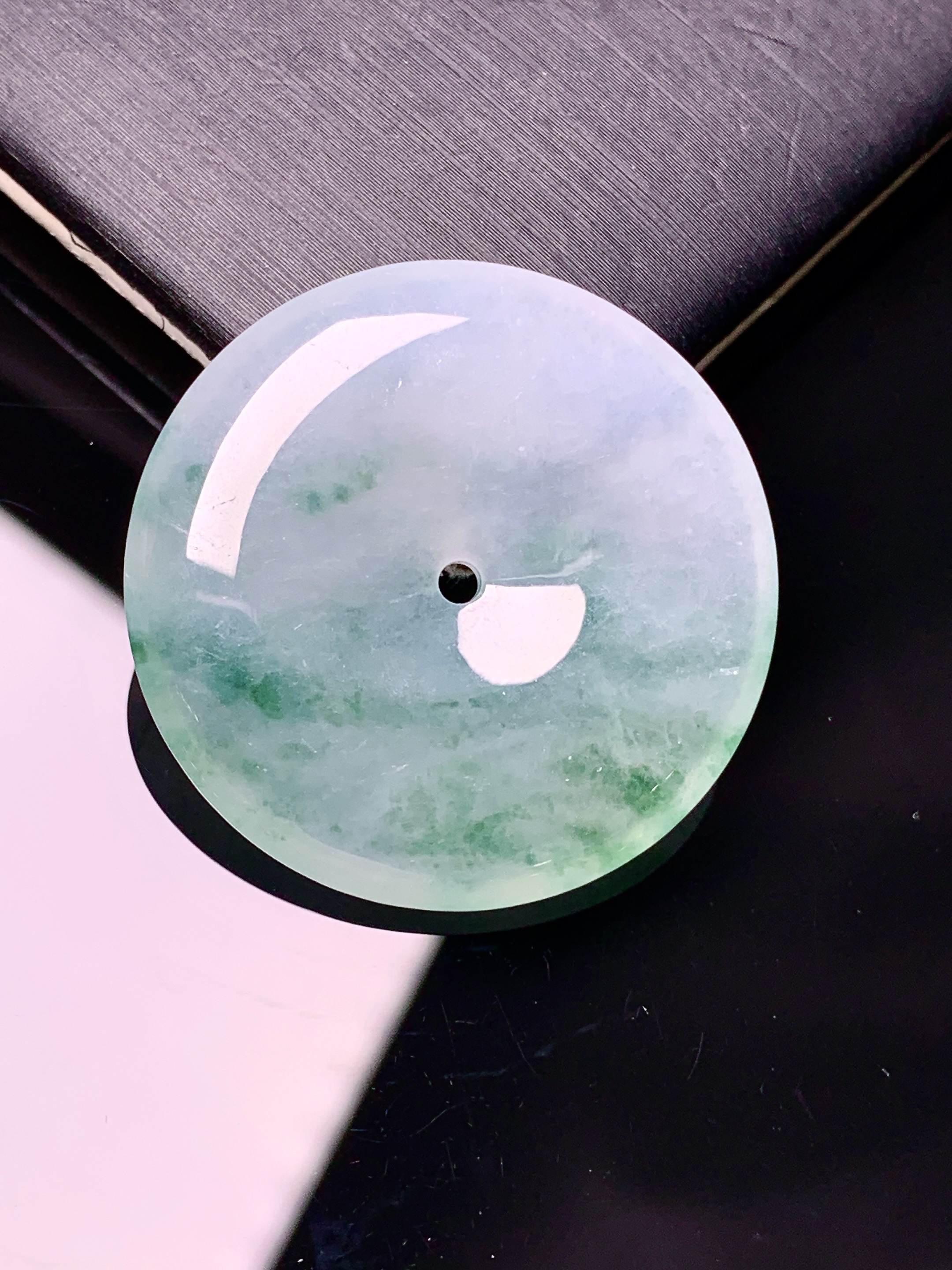 冰飘花平安扣吊坠 玉质细腻 色泽艳丽清新 水润亮眼 整体尺寸29.2*5.2x1