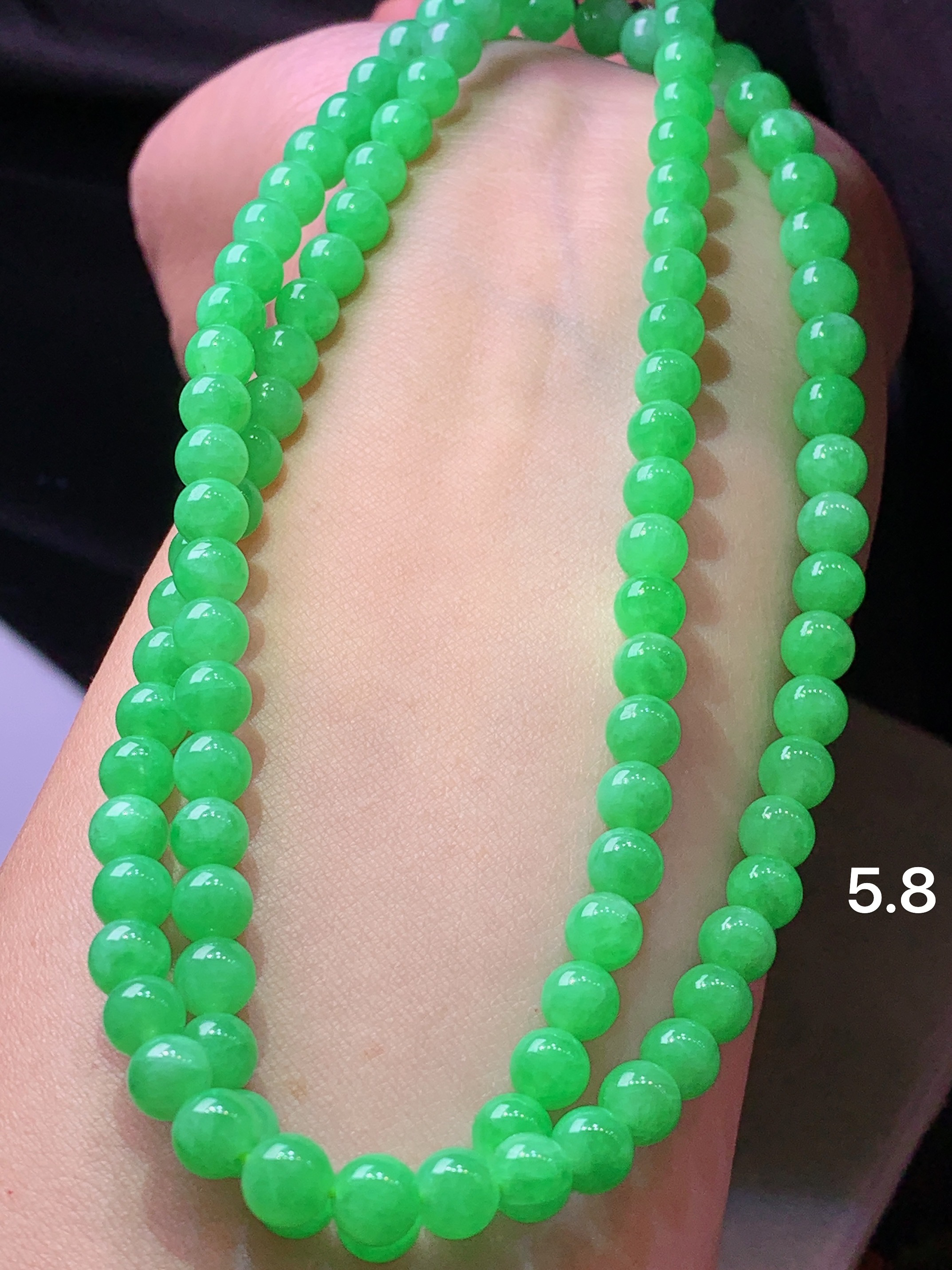 冰阳绿圆珠项链 玉质细腻 色泽艳丽清新 水润亮眼 整体尺寸5.8h3