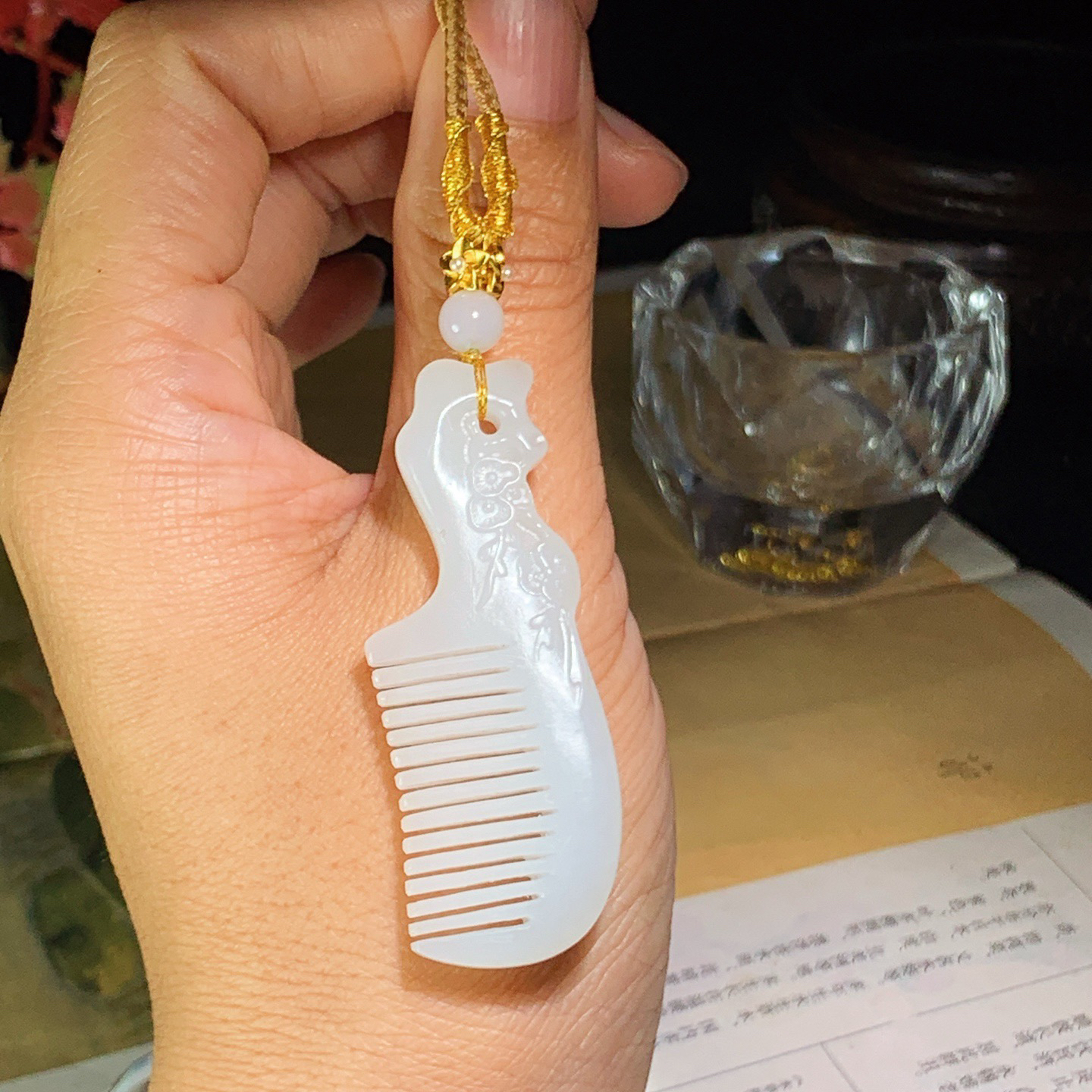 新疆和田玉白玉梳子挂件。尺寸55/20/7重14克 玉质细腻油润 底色纯净 脂粉好，品质好。lt260422