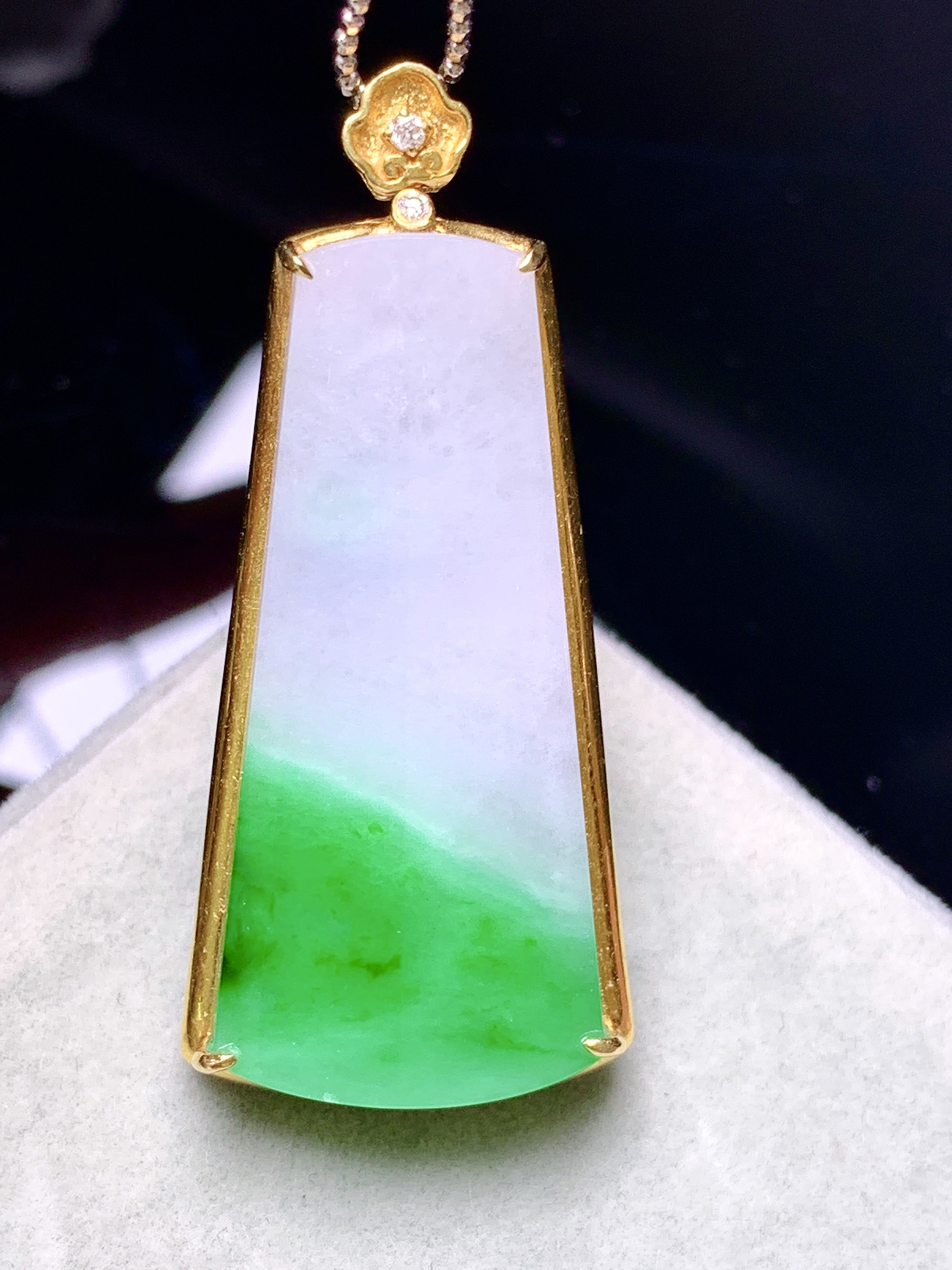 18k金钻镶嵌飘阳绿无事牌吊坠 玉质细腻 色泽艳丽清新 水润亮眼 整体尺寸41*18*6.5L4