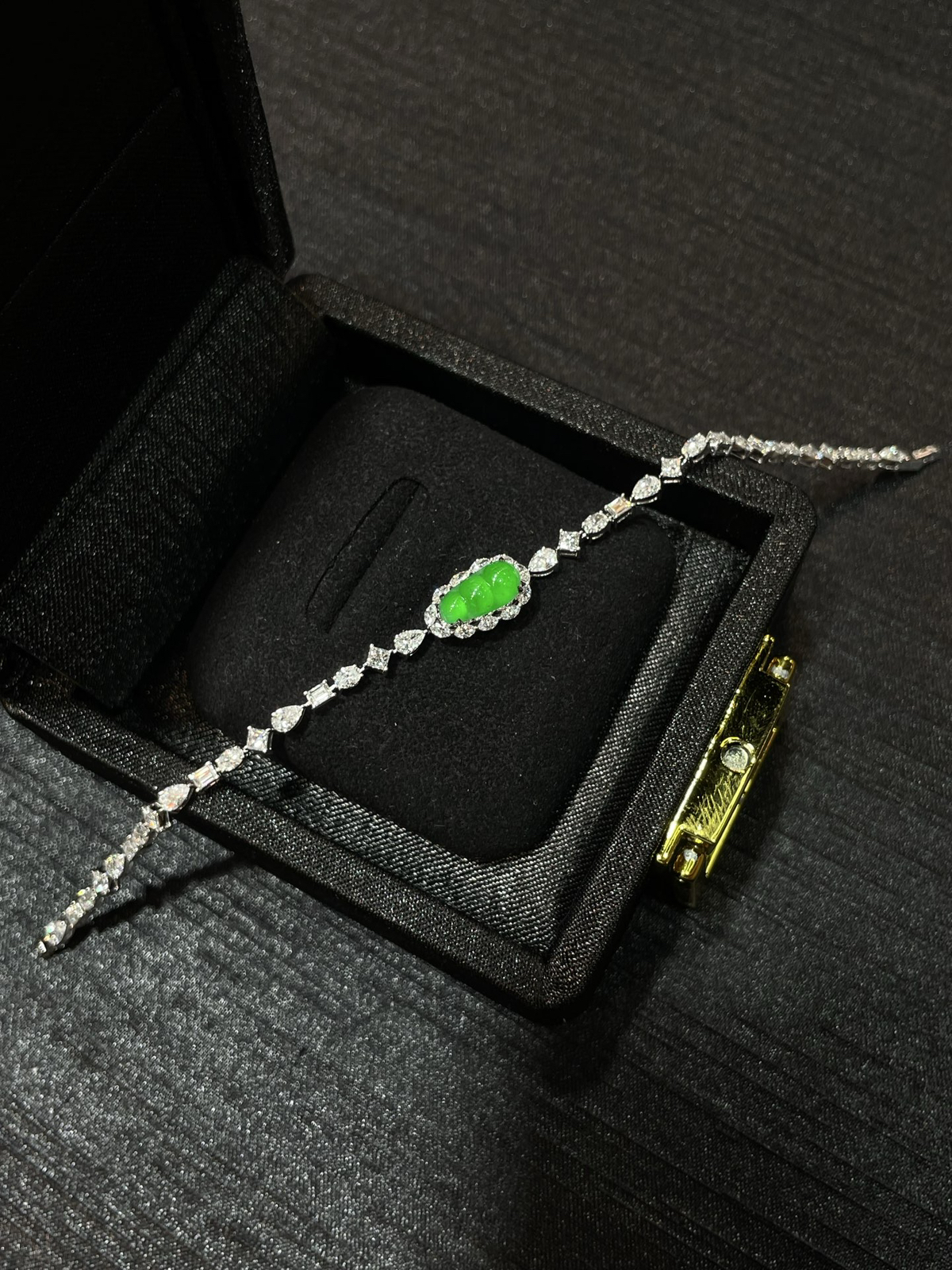 高冰 阳绿 起光 小福豆手链

18k金培育钻镶嵌 厚金