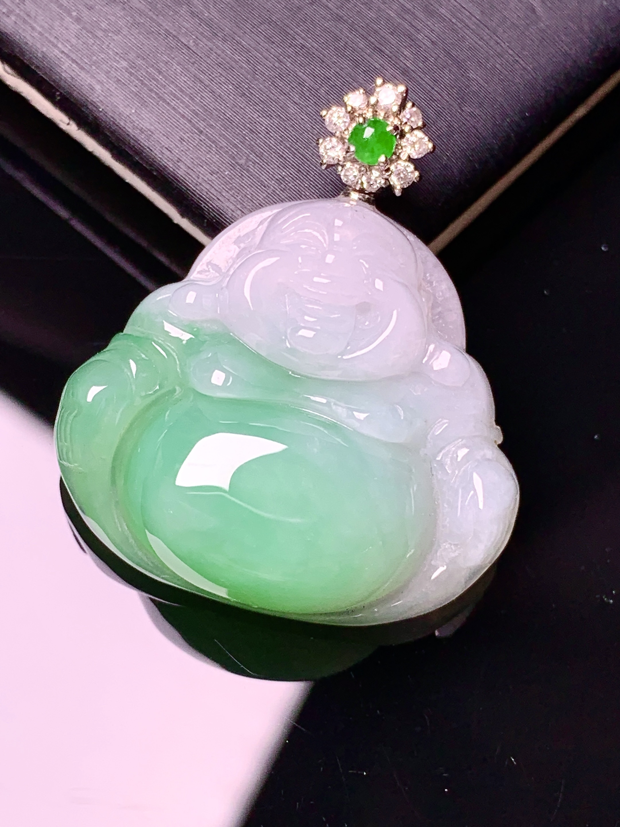 18k金钻镶嵌飘绿佛公吊坠 玉质细腻 色泽艳丽清新 水润亮眼 整体尺寸29*25*8L4