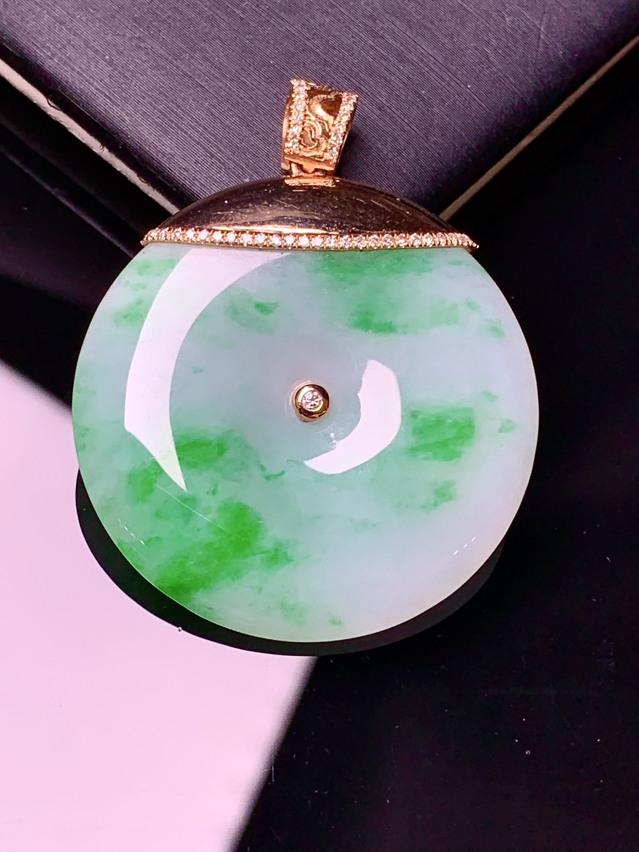 18k金钻镶嵌飘绿平安扣吊坠 玉质细腻 色泽艳丽清新 水润亮眼 整体尺寸37.8*30*5.2w1