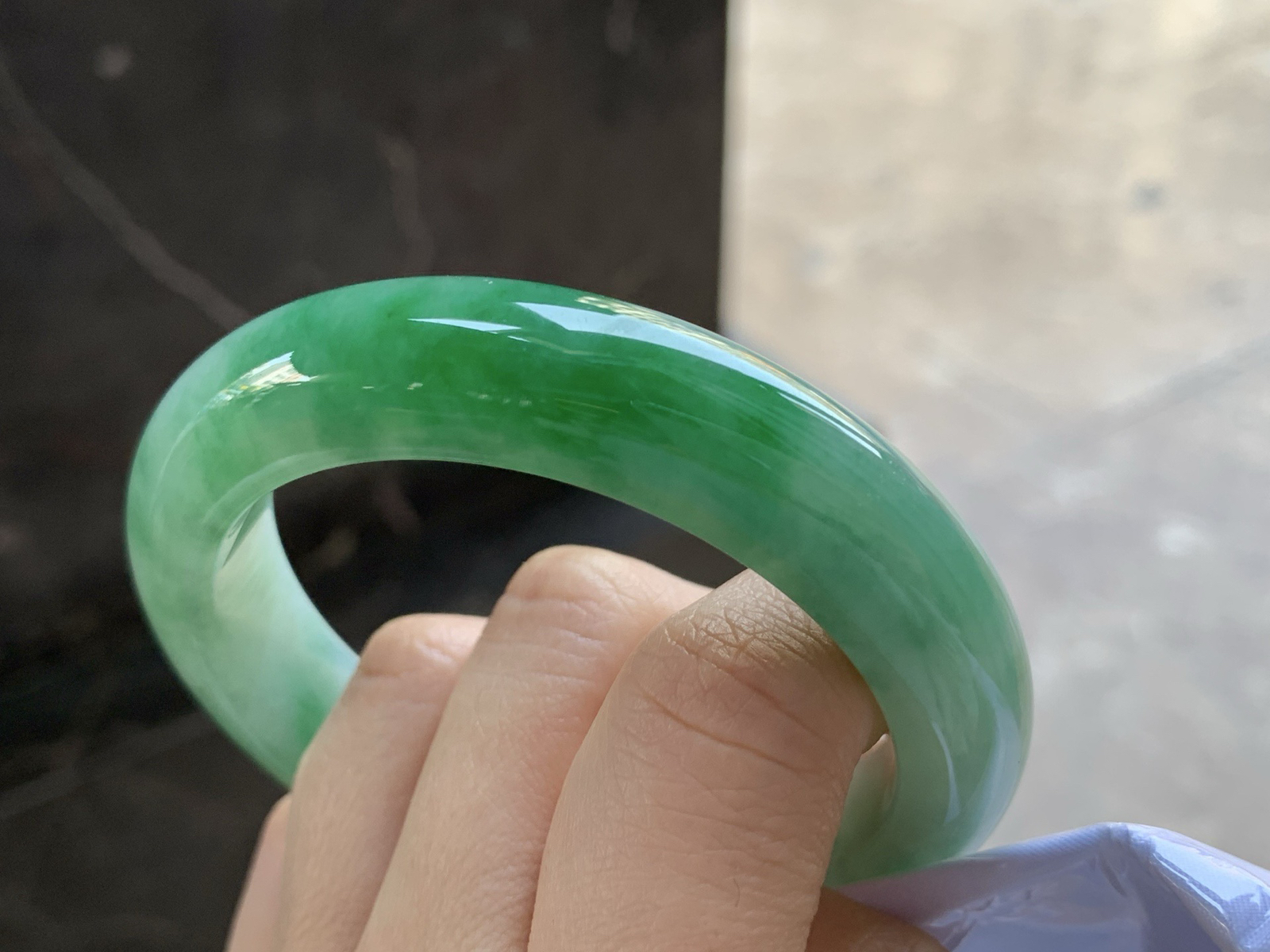 55-12.9-9.5

浓绿色手镯^_^颜色鲜艳 玉质温润