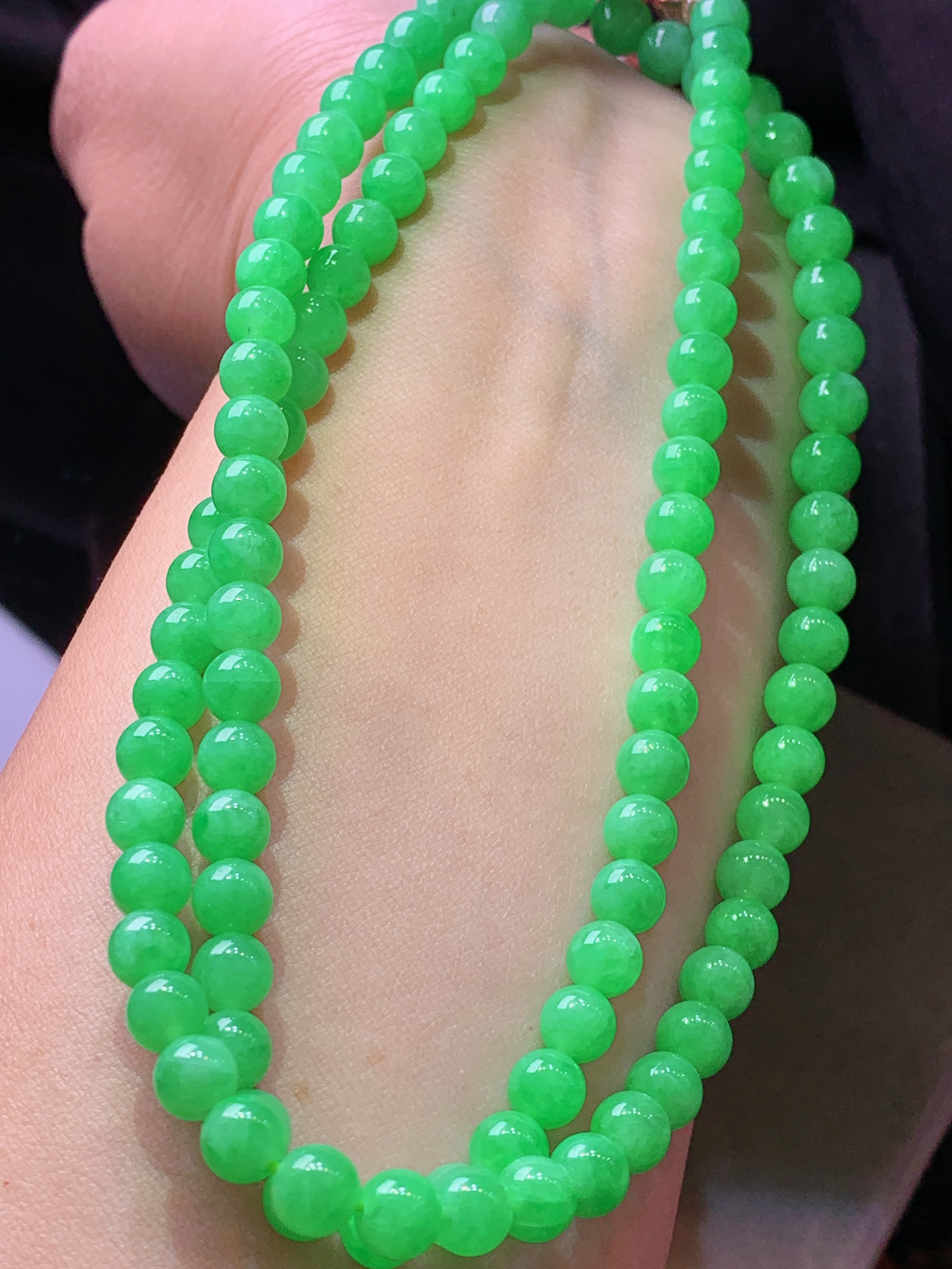 冰阳绿圆珠项链 玉质细腻 色泽艳丽清新 水润亮眼 整体尺寸5.8h3