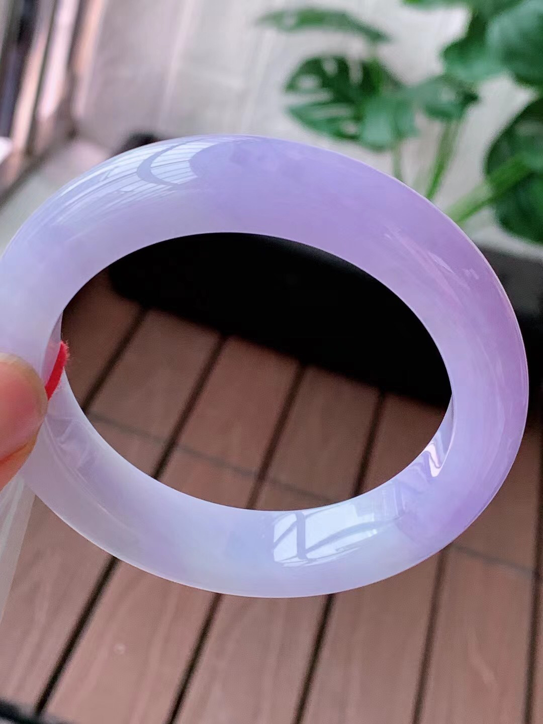 【翡翠名称】老种冰紫罗兰55正圈口手镯
【翡翠尺寸】55/13/9.6mm适合54-56正圈口佩戴
【翡翠描述】宝贝种老水足，玉质细腻，色泽靓丽，性价比高，佩戴效果好！
【其它赠送】权威证书/精美挂绳盒子/支持全国复检