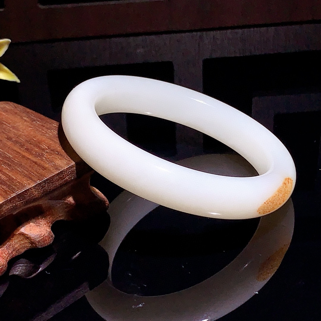 和田玉57.5圈羊脂白手镯！撒金皮手镯，玉质细腻油润 底色纯净 无裂无杂 脂粉好，品质高。