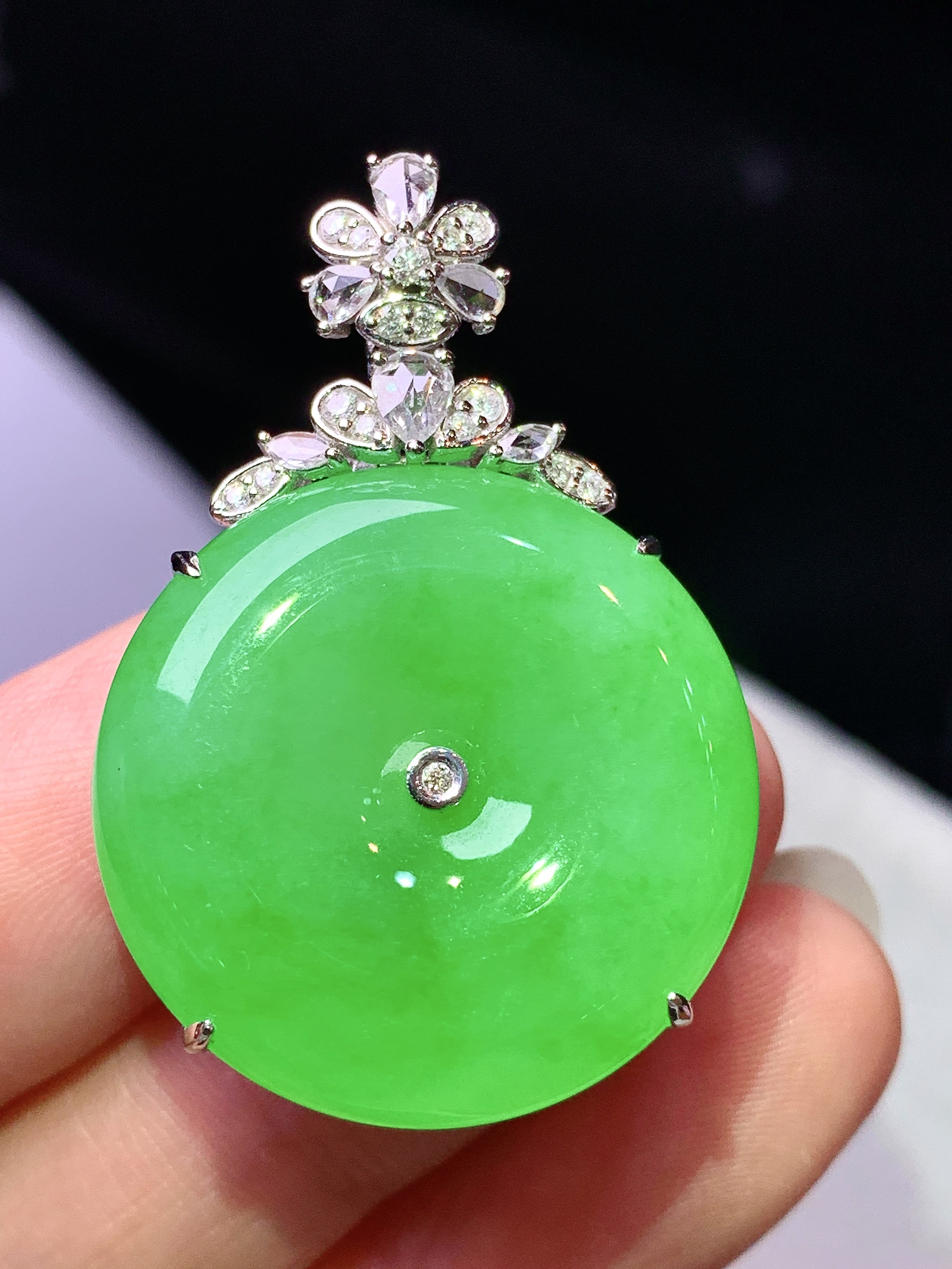 18k金钻镶嵌阳绿平安扣吊坠 玉质细腻 色泽艳丽清新 水润亮眼 整体尺寸35.8*24.2*9.5h