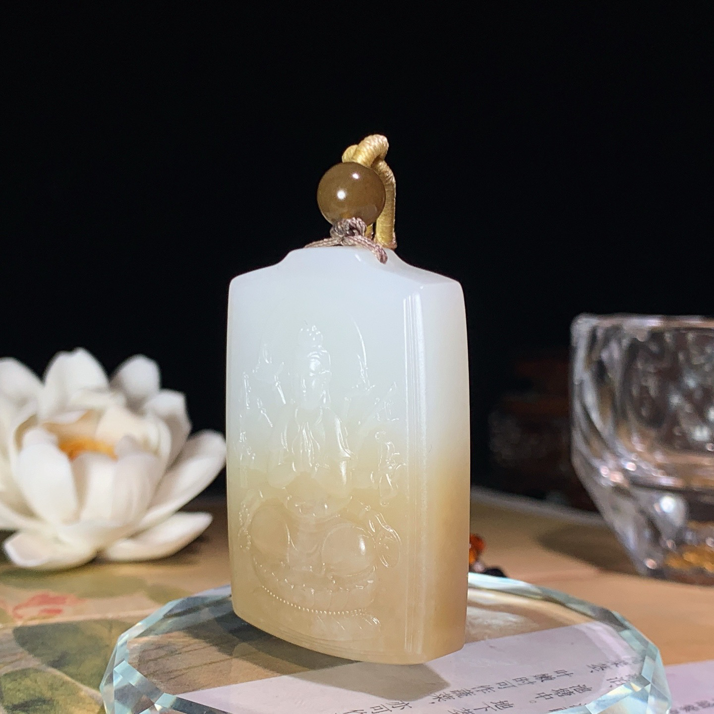 新疆和田玉且末糖千手观音挂件 尺寸47/32/12重47克！玉质细腻油润 底色纯净 脂粉好，品质好。